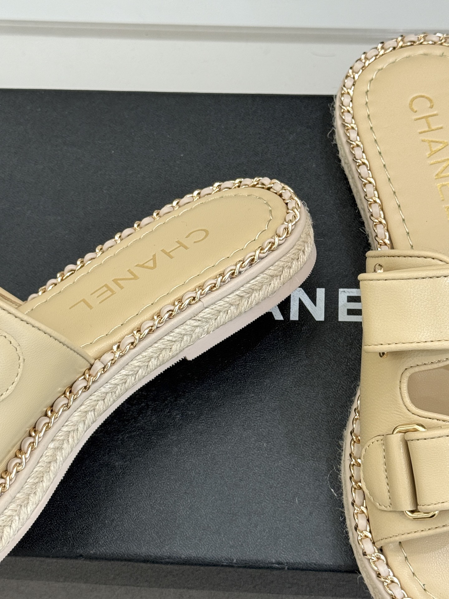 CHANE*｜小香26C双C书包扣魔术贴拖鞋当26C系列将经典基因揉进日常松弛感这双拖鞋便成了法式优雅的