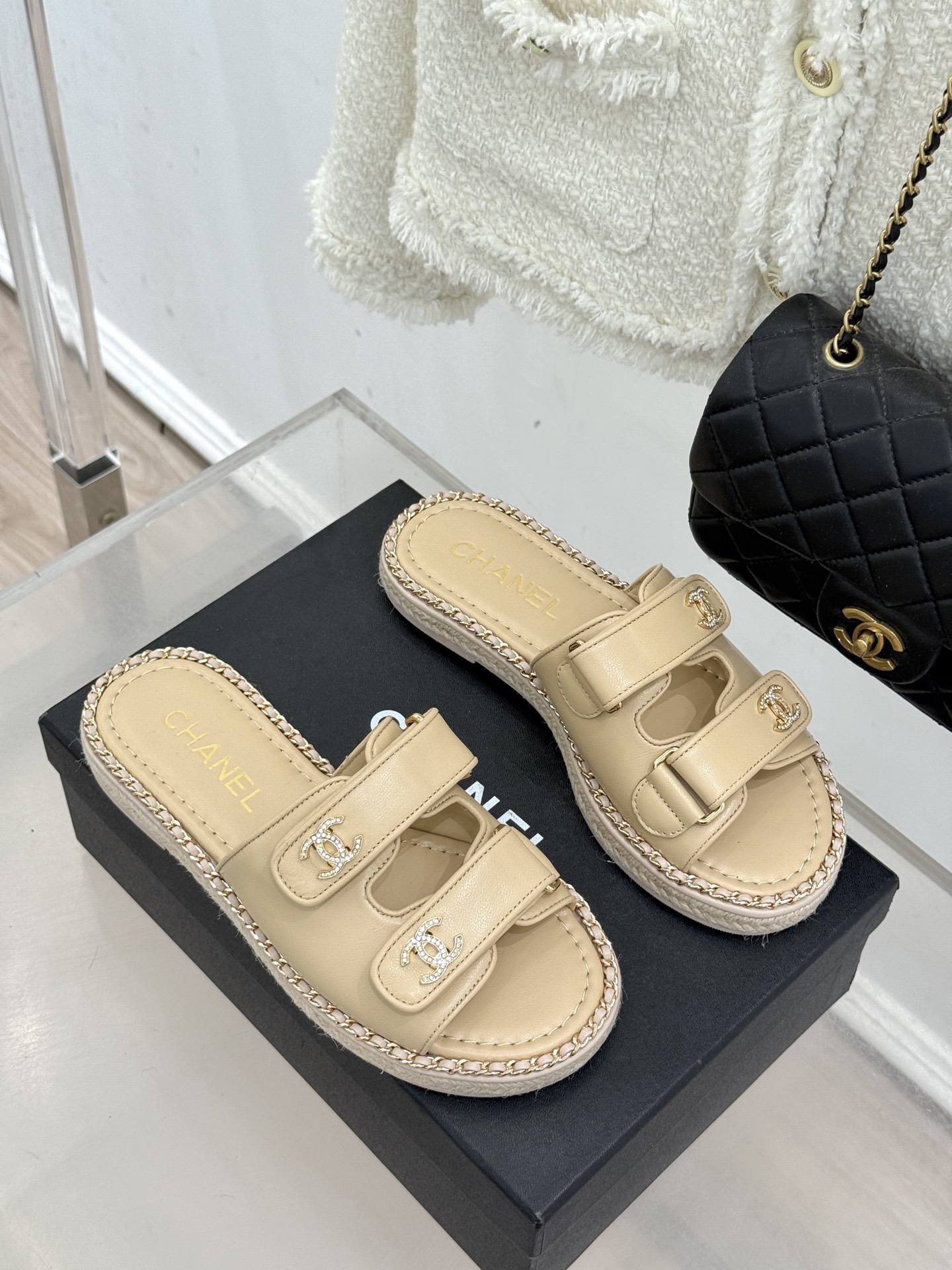 CHANE*｜小香26C双C书包扣魔术贴拖鞋当26C系列将经典基因揉进日常松弛感这双拖鞋便成了法式优雅的