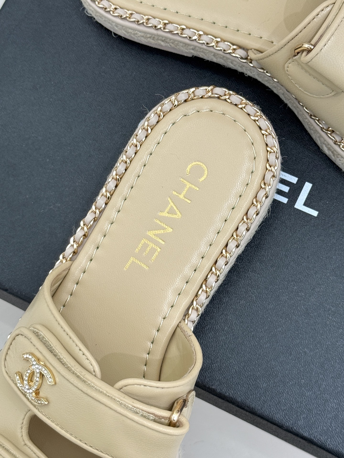 CHANE*｜小香26C双C书包扣魔术贴拖鞋当26C系列将经典基因揉进日常松弛感这双拖鞋便成了法式优雅的