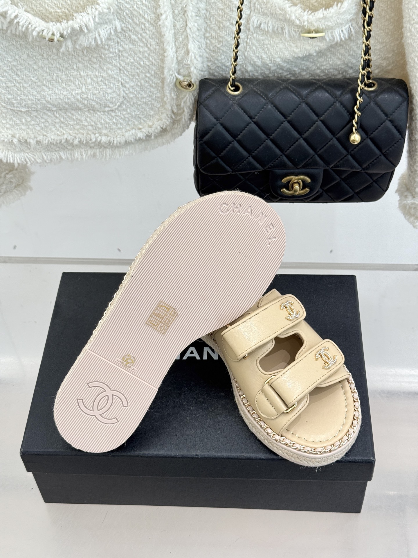 CHANE*｜小香26C双C书包扣魔术贴拖鞋当26C系列将经典基因揉进日常松弛感这双拖鞋便成了法式优雅的