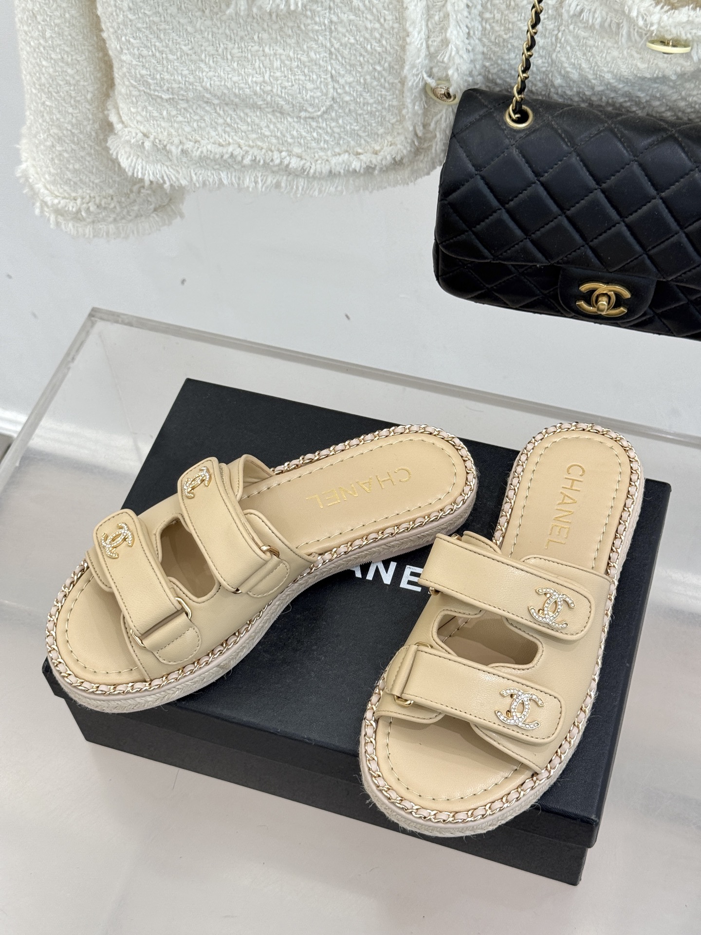 CHANE*｜小香26C双C书包扣魔术贴拖鞋当26C系列将经典基因揉进日常松弛感这双拖鞋便成了法式优雅的