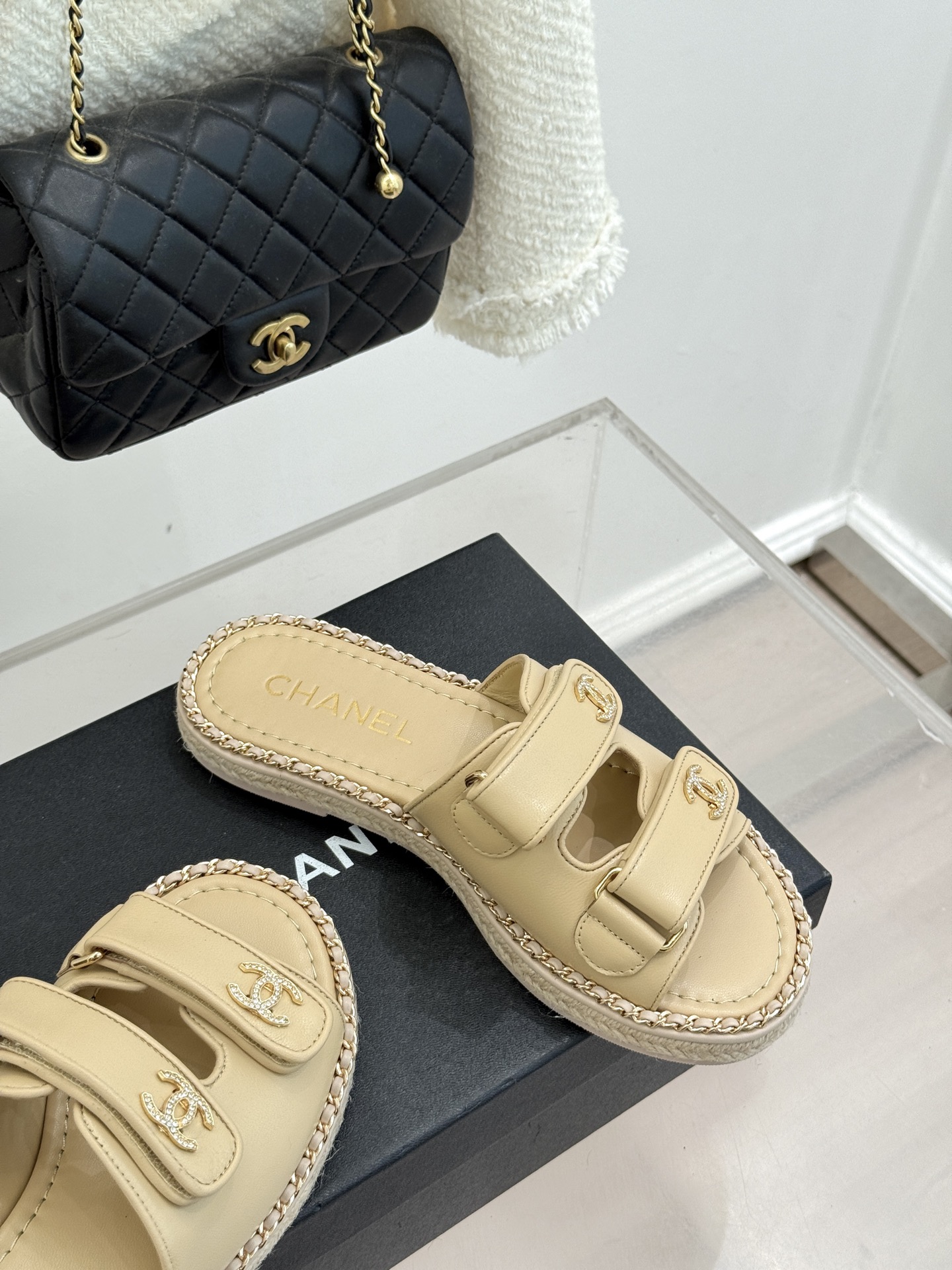 CHANE*｜小香26C双C书包扣魔术贴拖鞋当26C系列将经典基因揉进日常松弛感这双拖鞋便成了法式优雅的