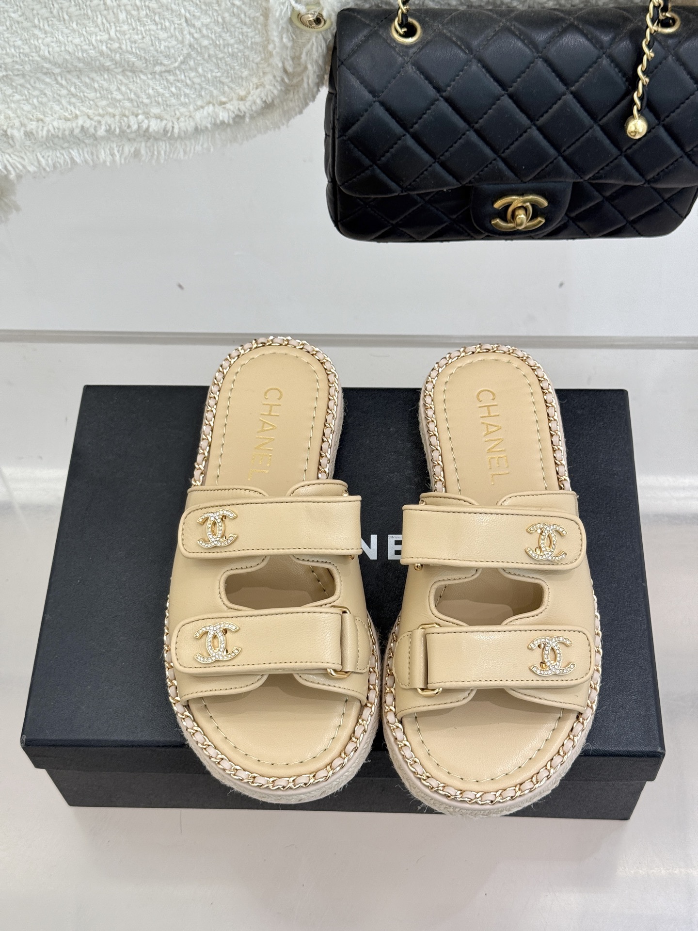 CHANE*｜小香26C双C书包扣魔术贴拖鞋当26C系列将经典基因揉进日常松弛感这双拖鞋便成了法式优雅的