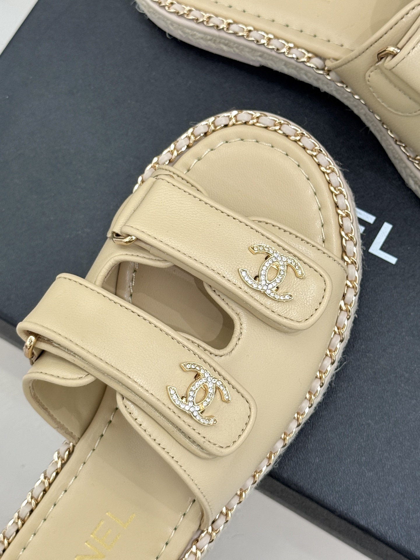 CHANE*｜小香26C双C书包扣魔术贴拖鞋当26C系列将经典基因揉进日常松弛感这双拖鞋便成了法式优雅的