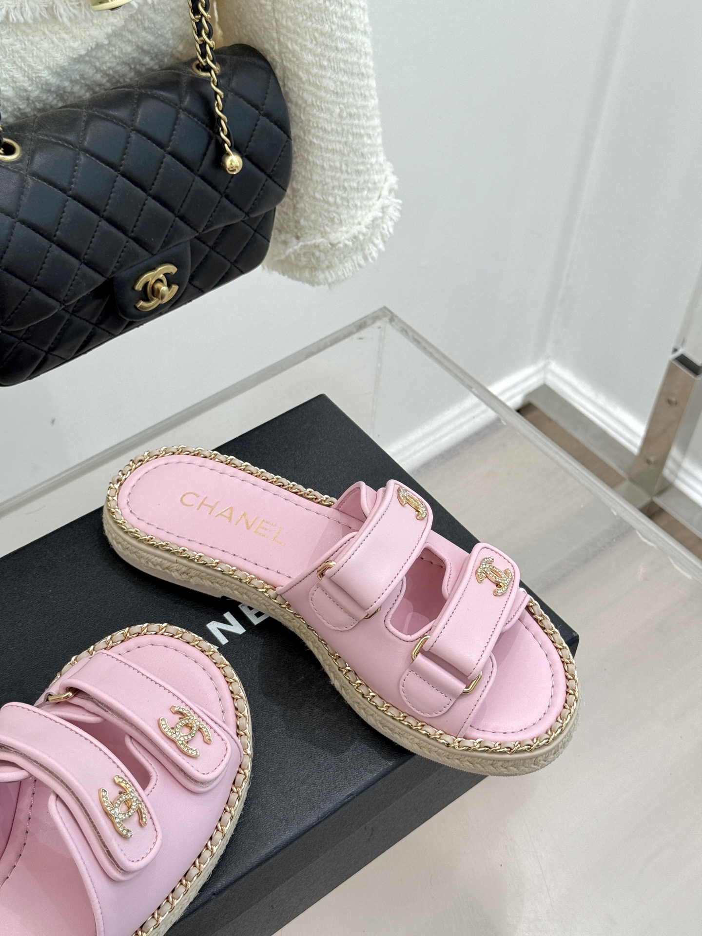 CHANE*｜小香26C双C书包扣魔术贴拖鞋当26C系列将经典基因揉进日常松弛感这双拖鞋便成了法式优雅的