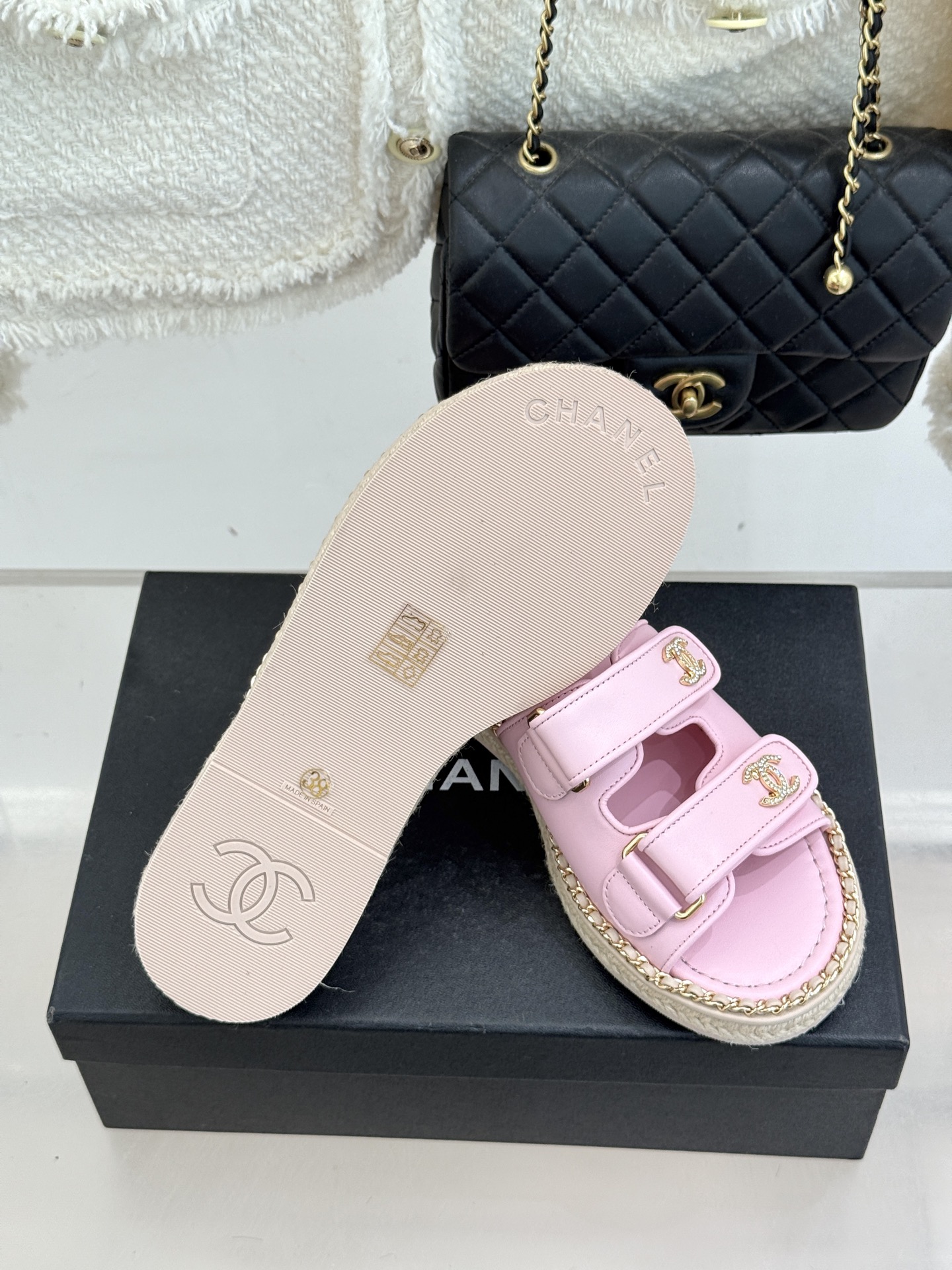 CHANE*｜小香26C双C书包扣魔术贴拖鞋当26C系列将经典基因揉进日常松弛感这双拖鞋便成了法式优雅的