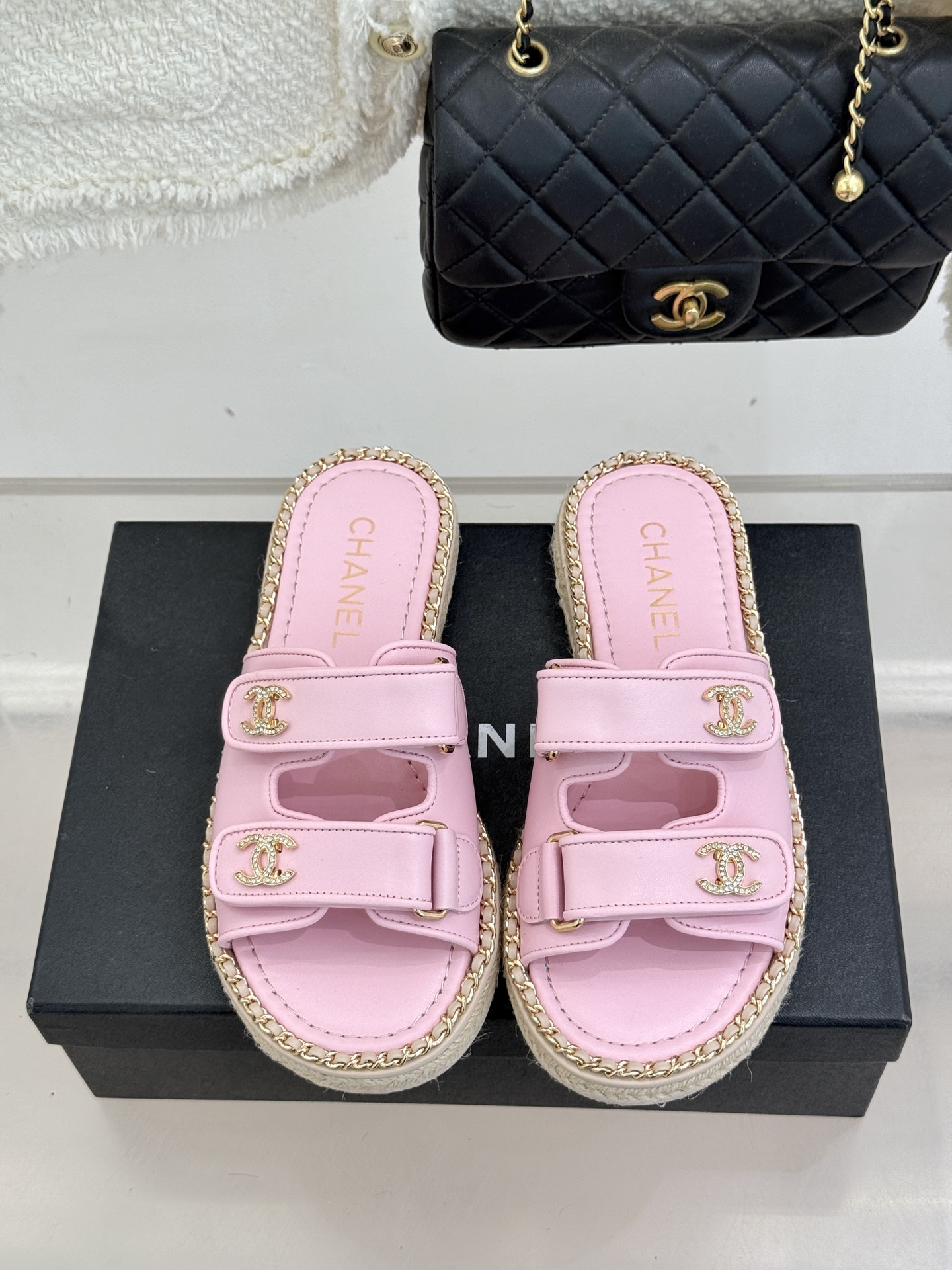 CHANE*｜小香26C双C书包扣魔术贴拖鞋当26C系列将经典基因揉进日常松弛感这双拖鞋便成了法式优雅的