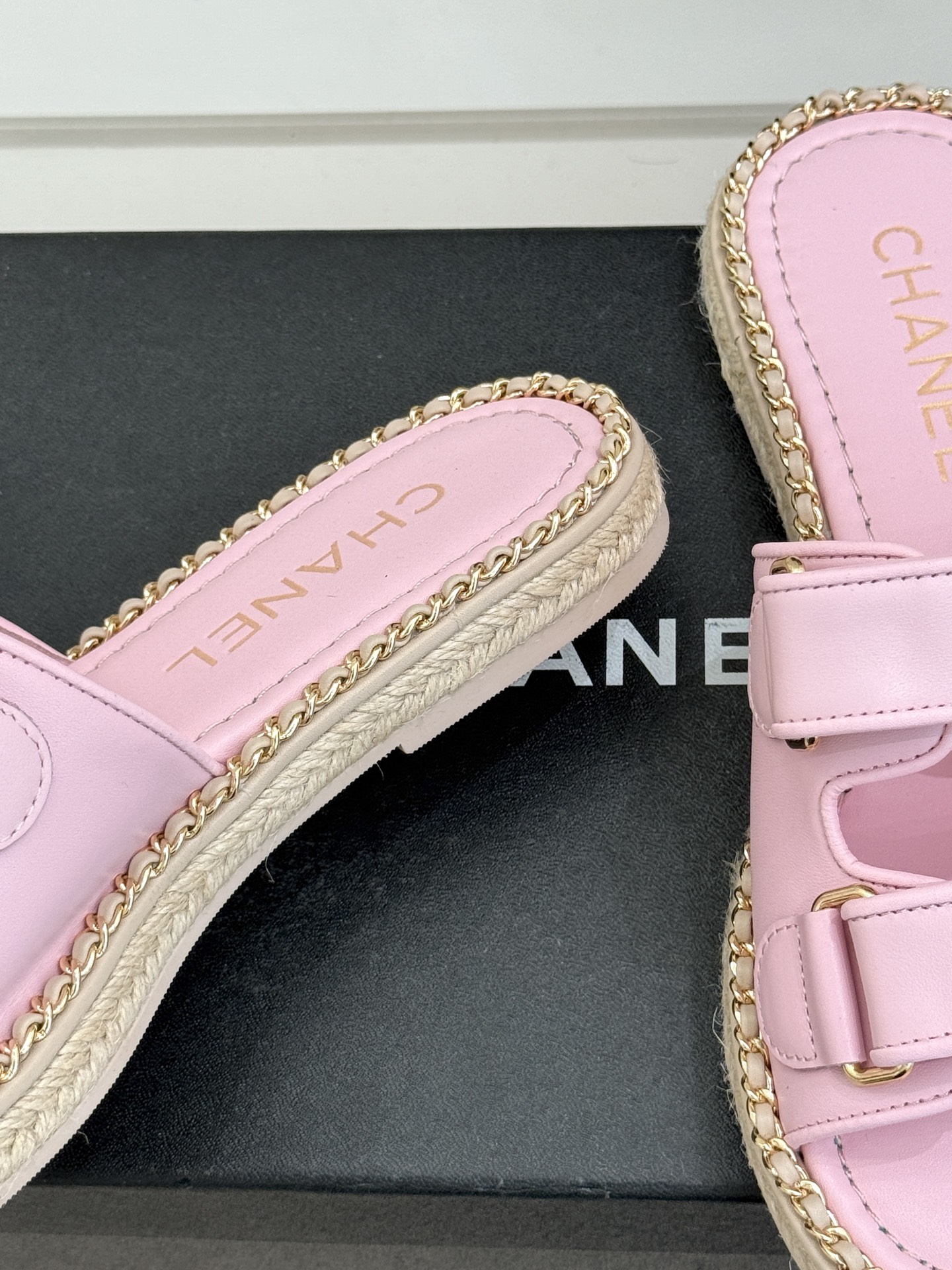 CHANE*｜小香26C双C书包扣魔术贴拖鞋当26C系列将经典基因揉进日常松弛感这双拖鞋便成了法式优雅的