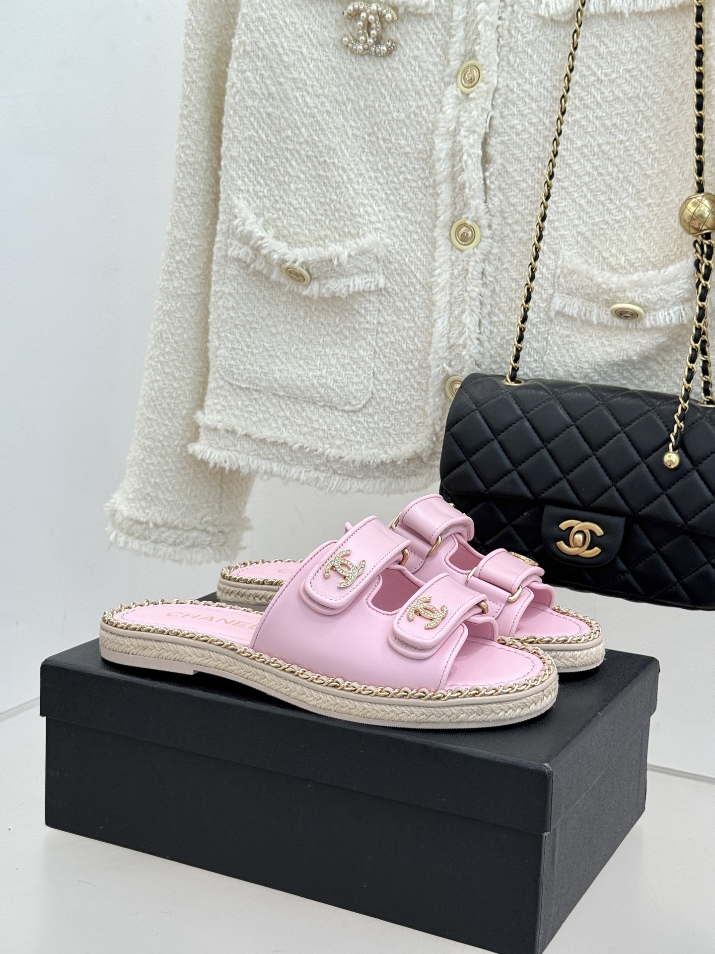 CHANE*｜小香26C双C书包扣魔术贴拖鞋当26C系列将经典基因揉进日常松弛感这双拖鞋便成了法式优雅的