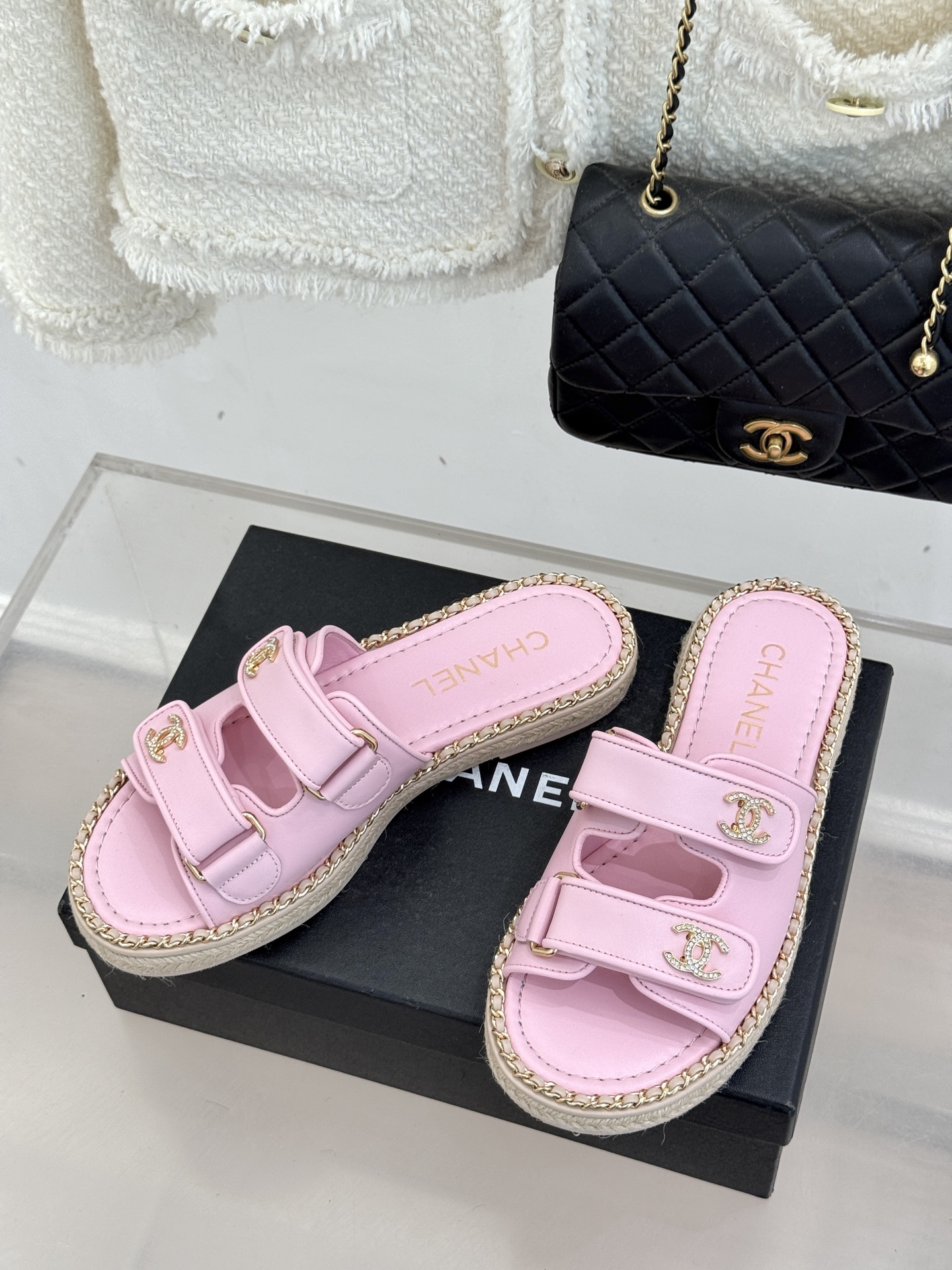 CHANE*｜小香26C双C书包扣魔术贴拖鞋当26C系列将经典基因揉进日常松弛感这双拖鞋便成了法式优雅的