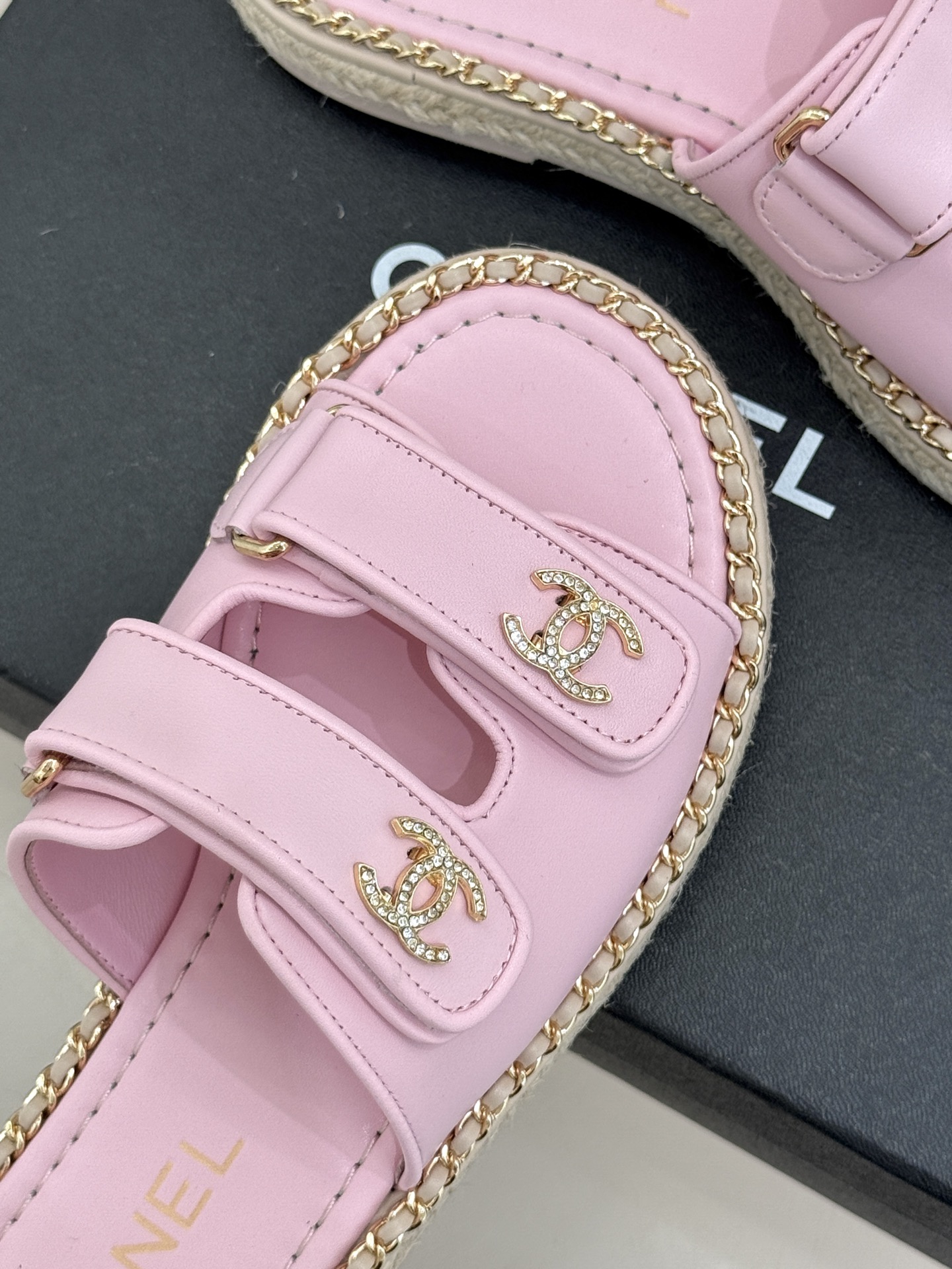 CHANE*｜小香26C双C书包扣魔术贴拖鞋当26C系列将经典基因揉进日常松弛感这双拖鞋便成了法式优雅的