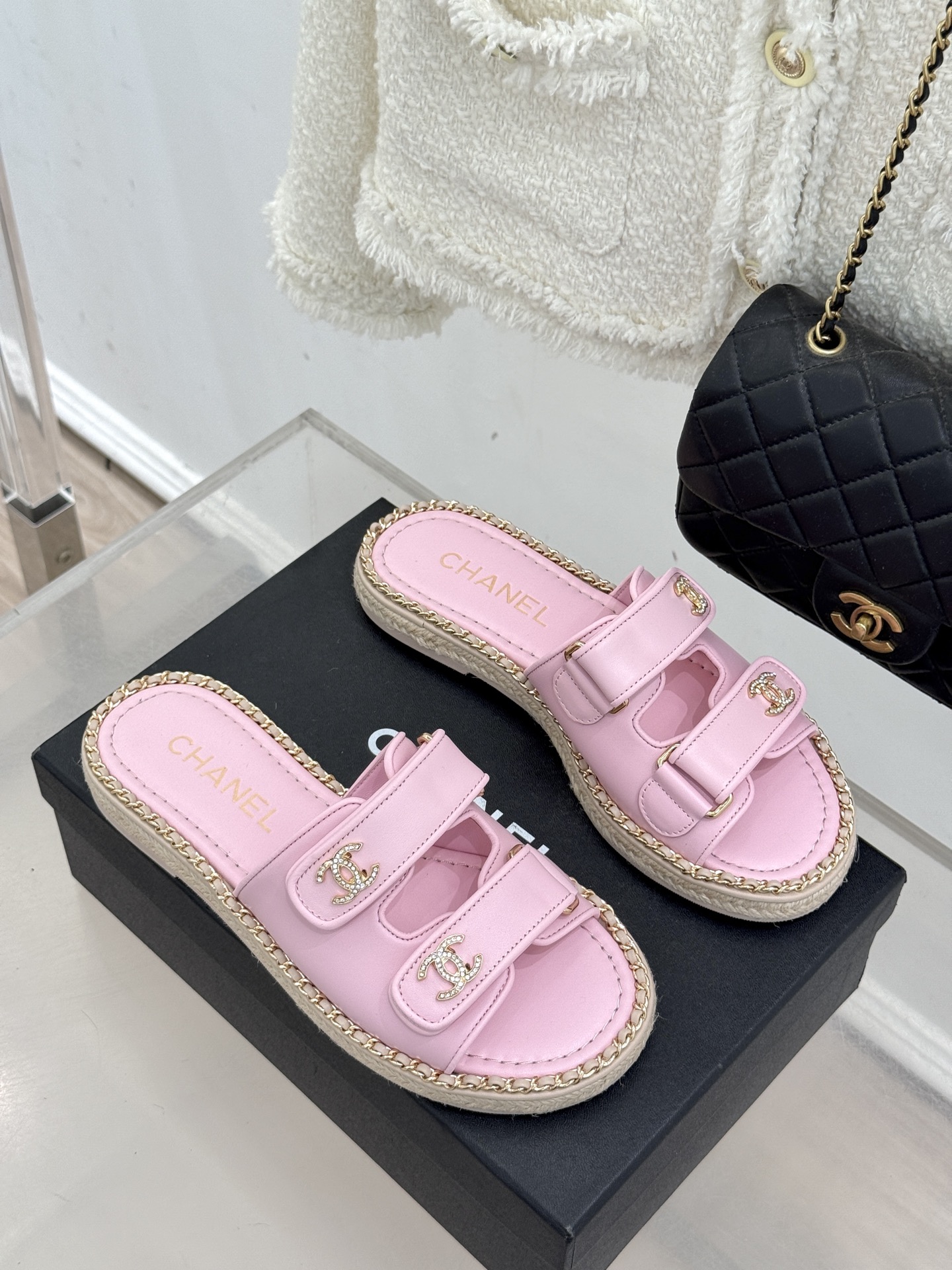 CHANE*｜小香26C双C书包扣魔术贴拖鞋当26C系列将经典基因揉进日常松弛感这双拖鞋便成了法式优雅的