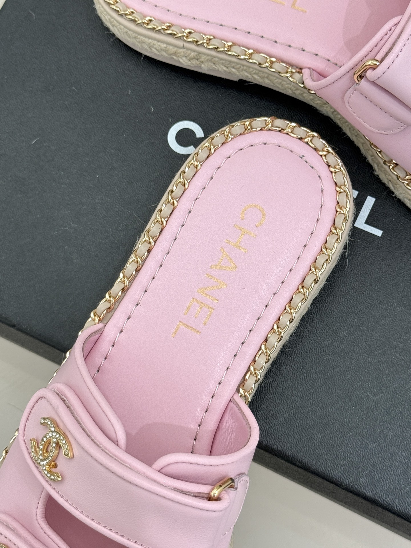 CHANE*｜小香26C双C书包扣魔术贴拖鞋当26C系列将经典基因揉进日常松弛感这双拖鞋便成了法式优雅的