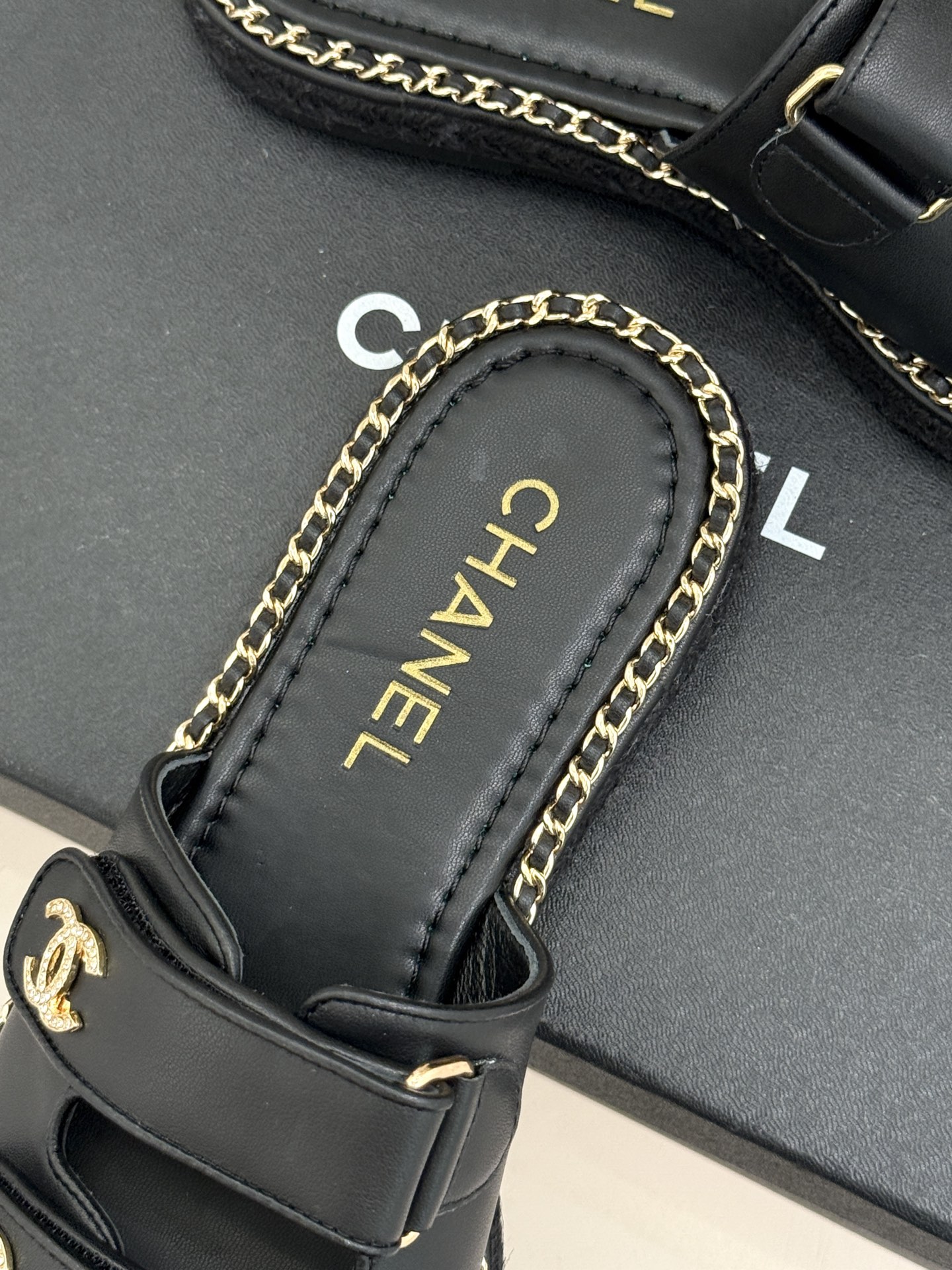 CHANE*｜小香26C双C书包扣魔术贴拖鞋当26C系列将经典基因揉进日常松弛感这双拖鞋便成了法式优雅的