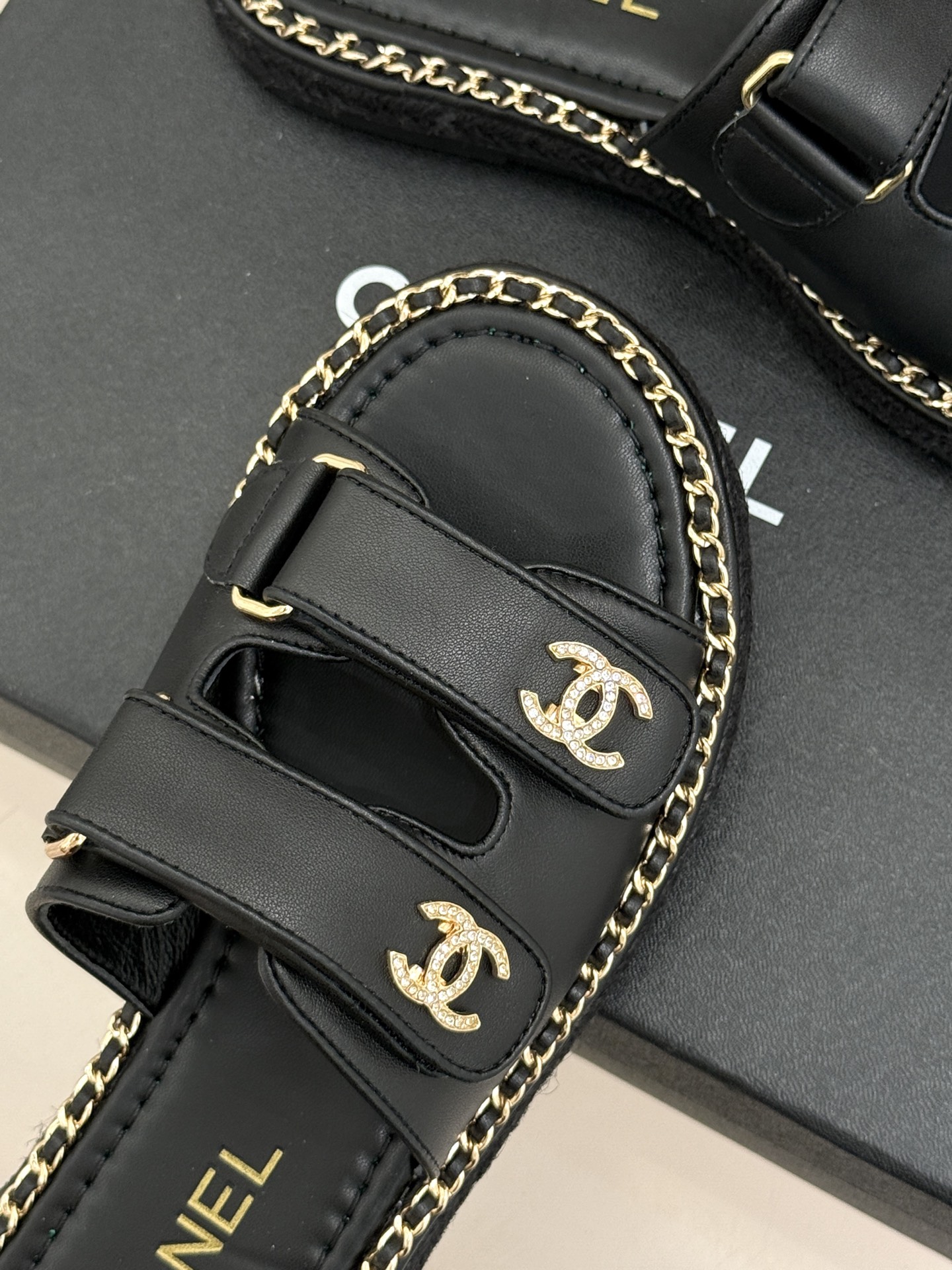 CHANE*｜小香26C双C书包扣魔术贴拖鞋当26C系列将经典基因揉进日常松弛感这双拖鞋便成了法式优雅的