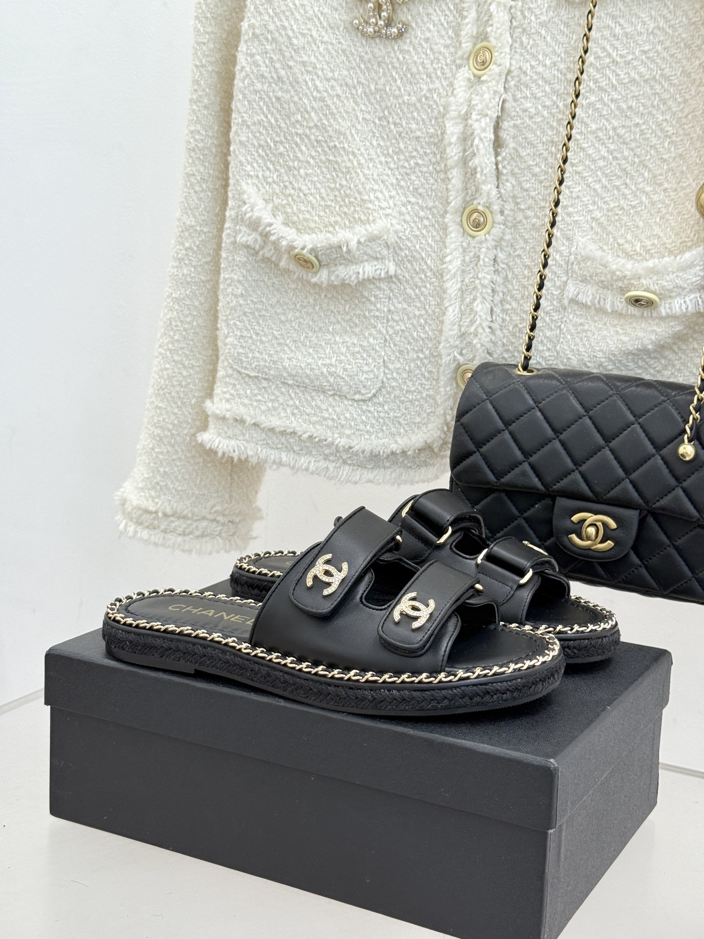 CHANE*｜小香26C双C书包扣魔术贴拖鞋当26C系列将经典基因揉进日常松弛感这双拖鞋便成了法式优雅的