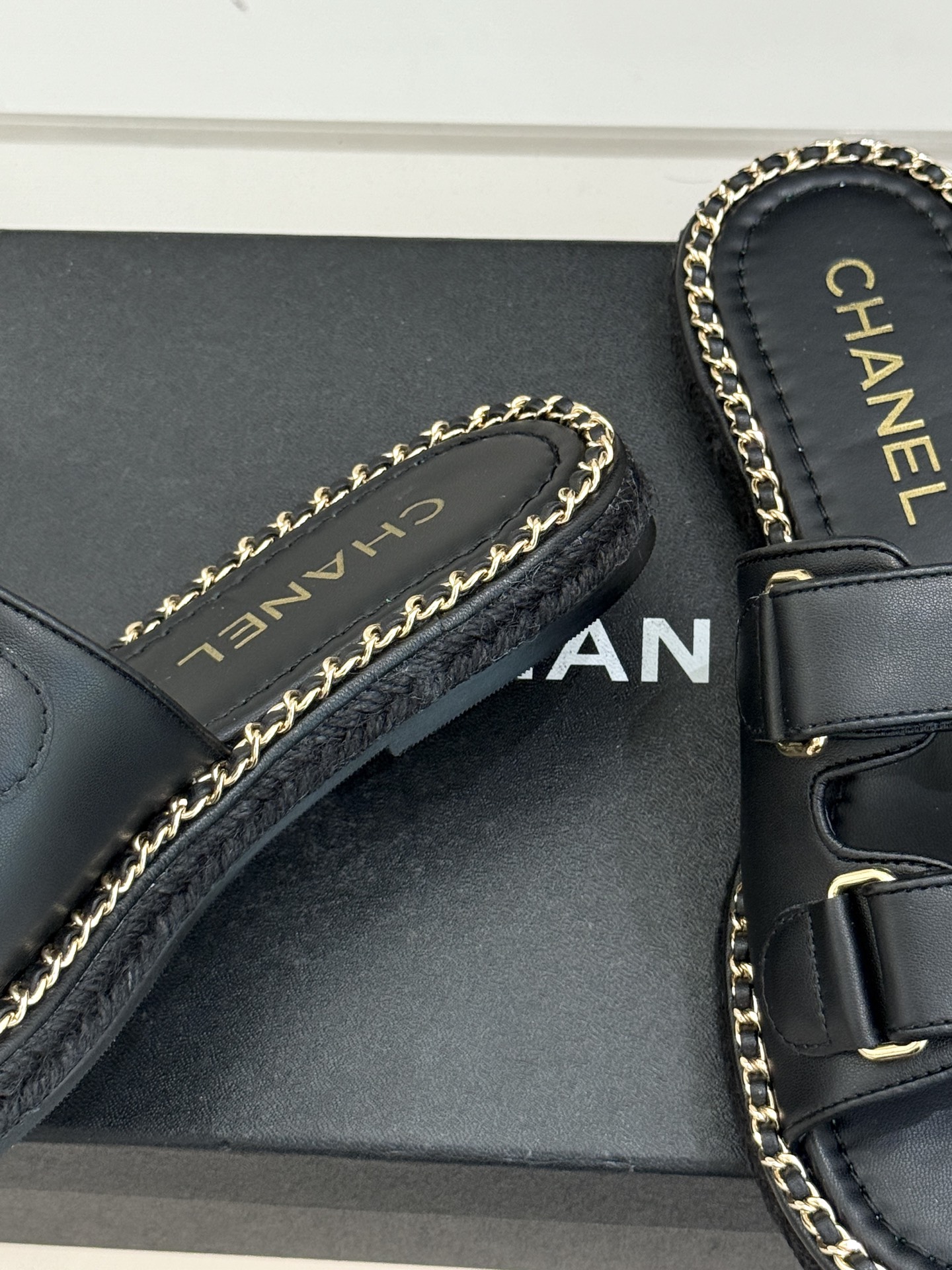 CHANE*｜小香26C双C书包扣魔术贴拖鞋当26C系列将经典基因揉进日常松弛感这双拖鞋便成了法式优雅的