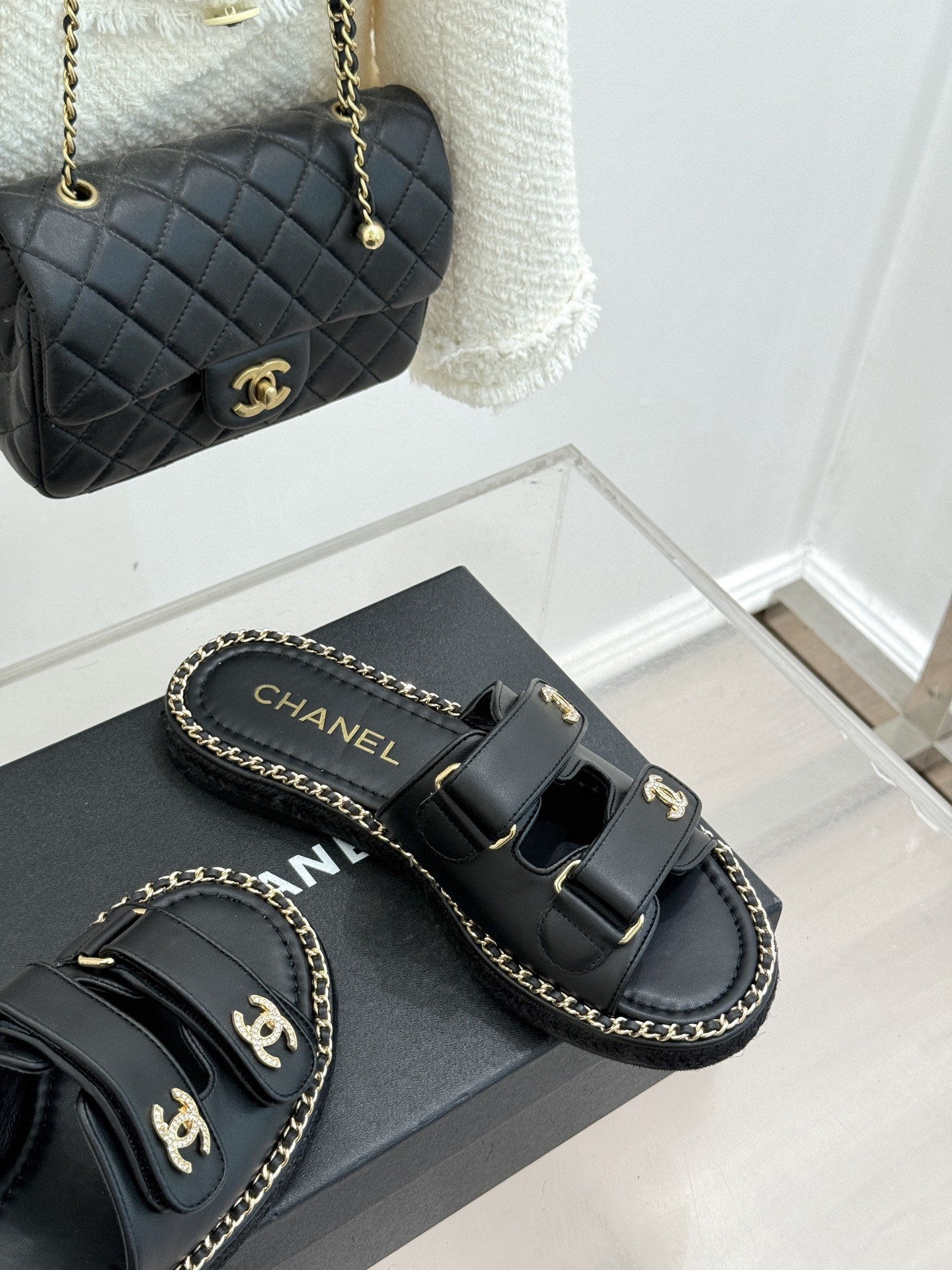 CHANE*｜小香26C双C书包扣魔术贴拖鞋当26C系列将经典基因揉进日常松弛感这双拖鞋便成了法式优雅的