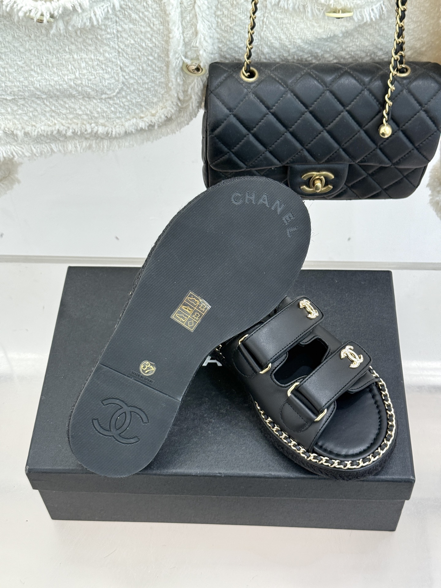 CHANE*｜小香26C双C书包扣魔术贴拖鞋当26C系列将经典基因揉进日常松弛感这双拖鞋便成了法式优雅的