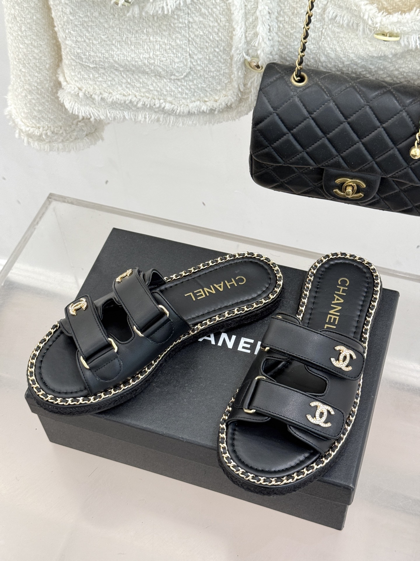 CHANE*｜小香26C双C书包扣魔术贴拖鞋当26C系列将经典基因揉进日常松弛感这双拖鞋便成了法式优雅的