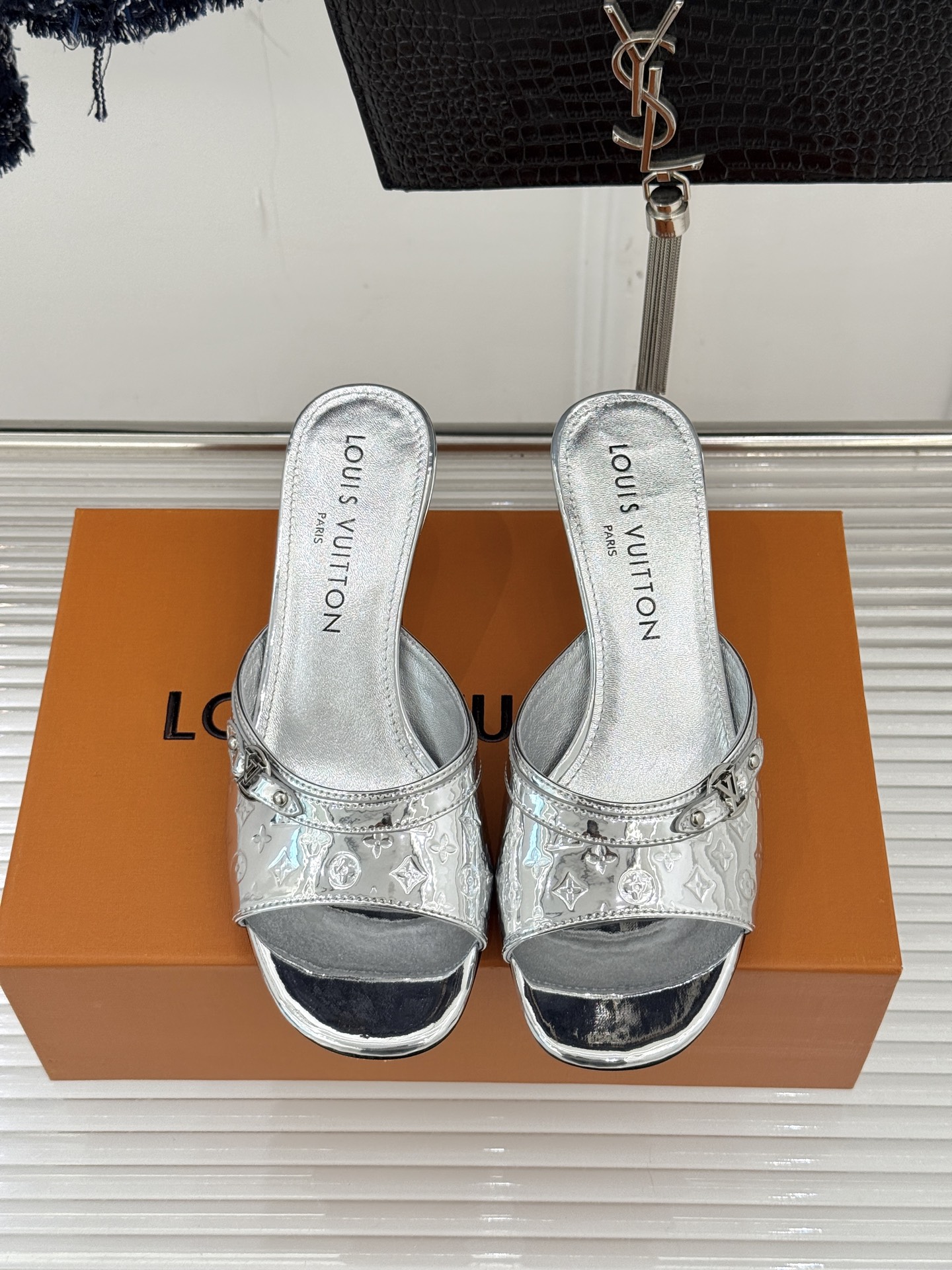 L*V驴家经典压花猫跟拖鞋🆕小红书超级爆款经典经典压花设计 清新俏皮 穿搭率极高 百搭又吸睛大方又百搭 