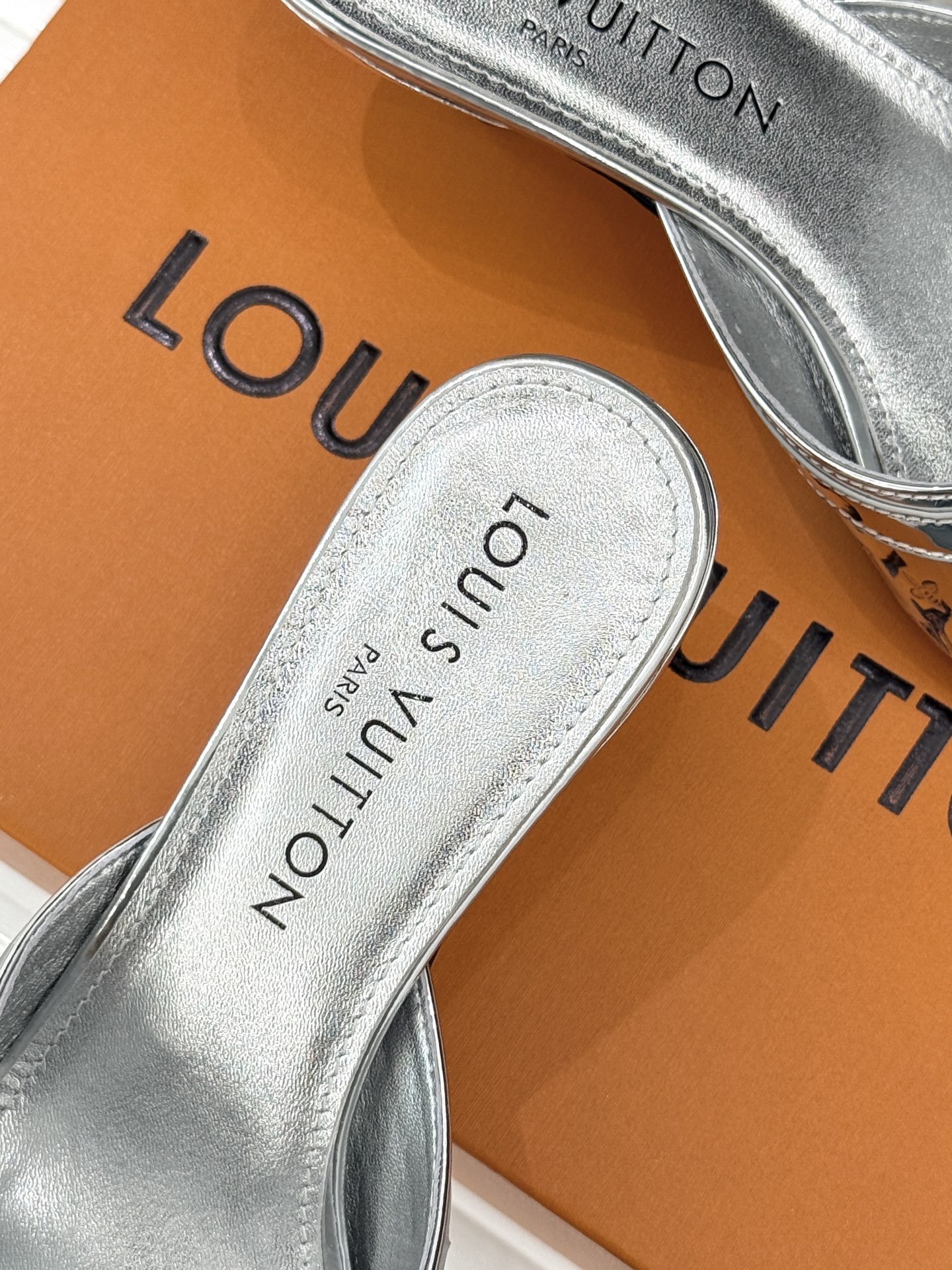 L*V驴家经典压花猫跟拖鞋🆕小红书超级爆款经典经典压花设计 清新俏皮 穿搭率极高 百搭又吸睛大方又百搭 