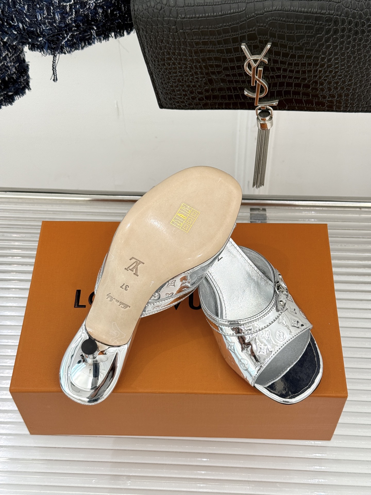 L*V驴家经典压花猫跟拖鞋🆕小红书超级爆款经典经典压花设计 清新俏皮 穿搭率极高 百搭又吸睛大方又百搭 