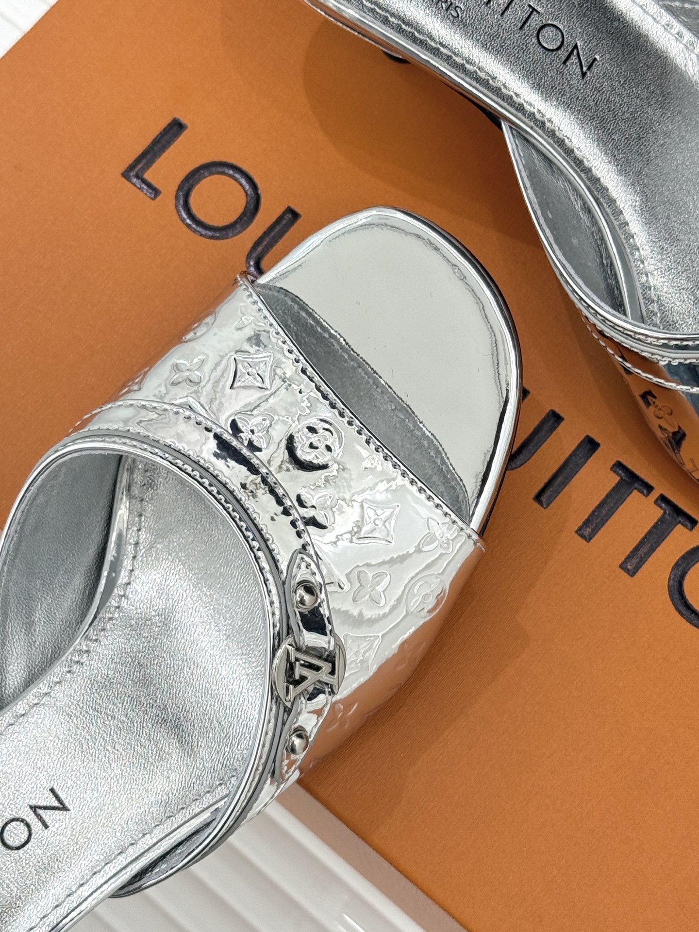 L*V驴家经典压花猫跟拖鞋🆕小红书超级爆款经典经典压花设计 清新俏皮 穿搭率极高 百搭又吸睛大方又百搭 