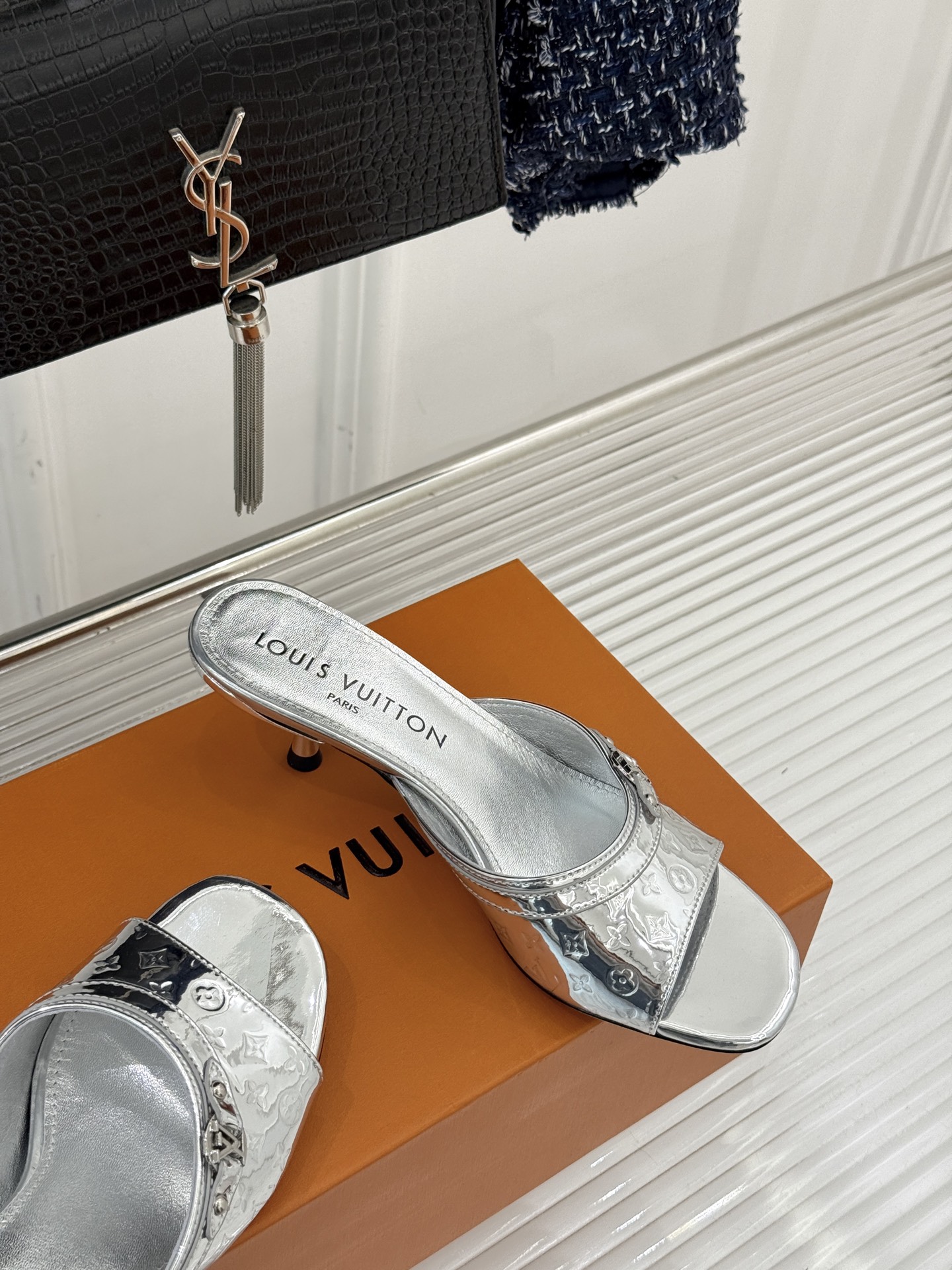 L*V驴家经典压花猫跟拖鞋🆕小红书超级爆款经典经典压花设计 清新俏皮 穿搭率极高 百搭又吸睛大方又百搭 