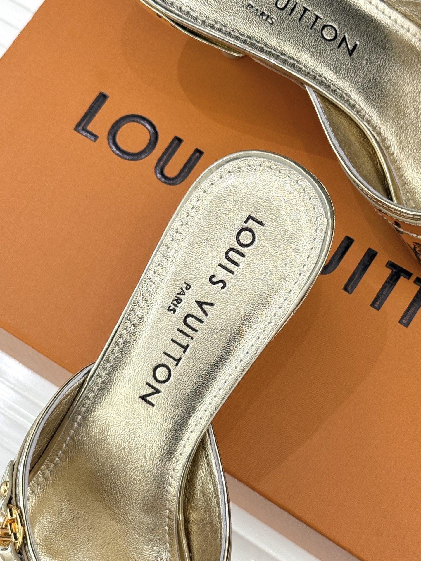 L*V驴家经典压花猫跟拖鞋🆕小红书超级爆款经典经典压花设计 清新俏皮 穿搭率极高 百搭又吸睛大方又百搭 