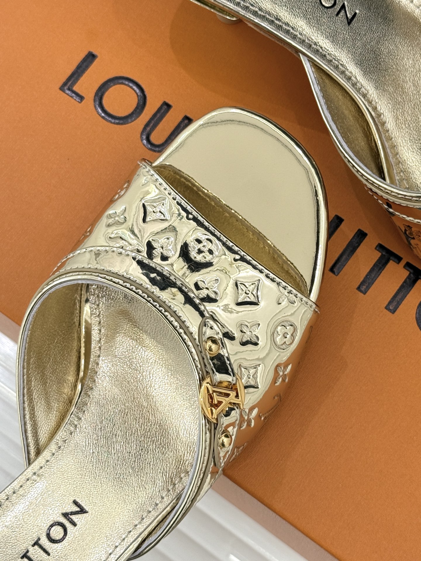 L*V驴家经典压花猫跟拖鞋🆕小红书超级爆款经典经典压花设计 清新俏皮 穿搭率极高 百搭又吸睛大方又百搭 