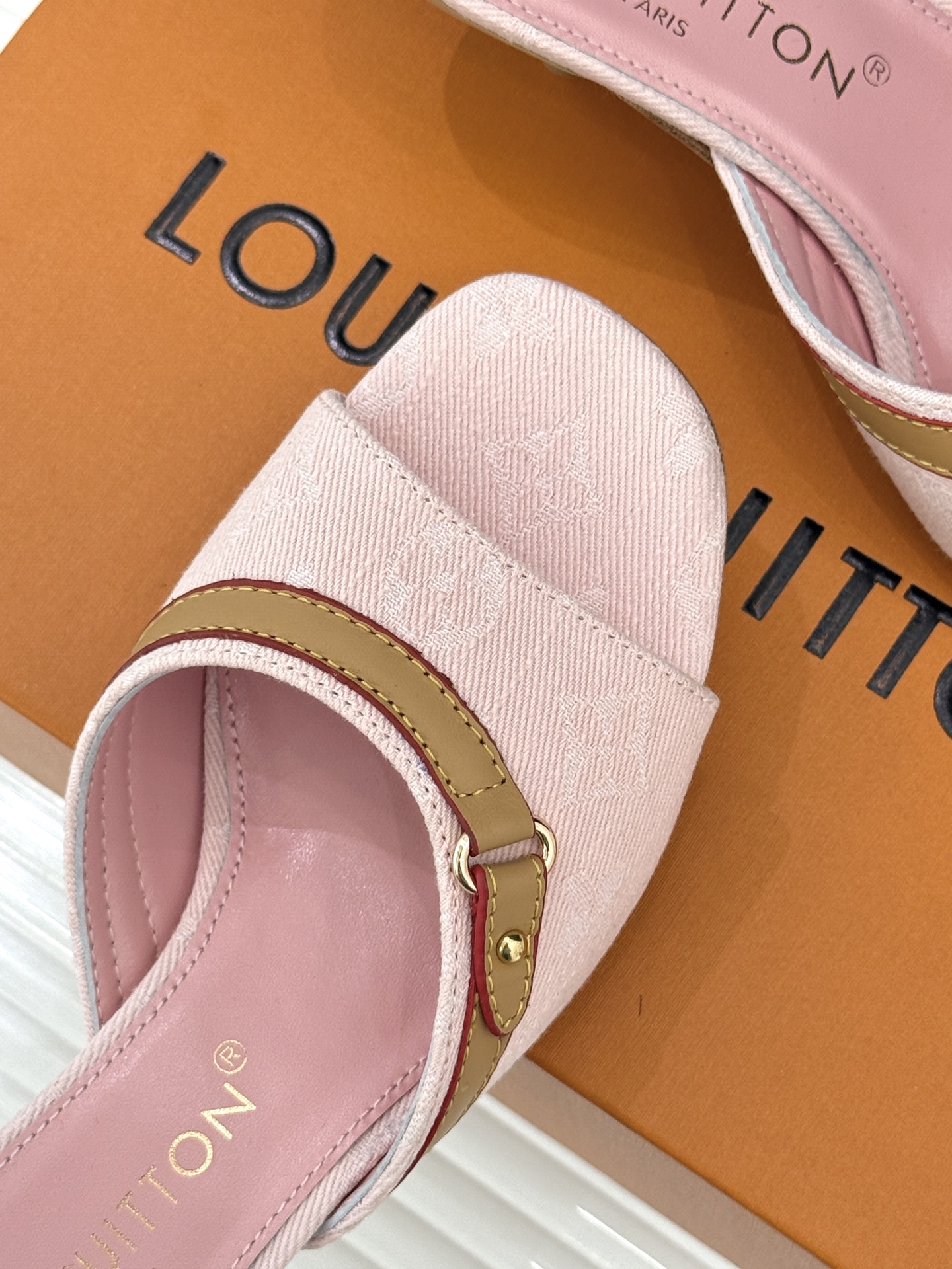 L*V驴家经典老花猫跟拖鞋🆕小红书超级爆款经典经典老花设计 清新俏皮 穿搭率极高 百搭又吸睛大方又百搭 