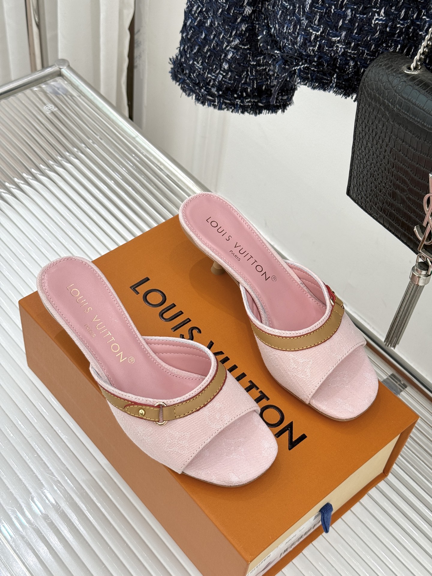 L*V驴家经典老花猫跟拖鞋🆕小红书超级爆款经典经典老花设计 清新俏皮 穿搭率极高 百搭又吸睛大方又百搭 