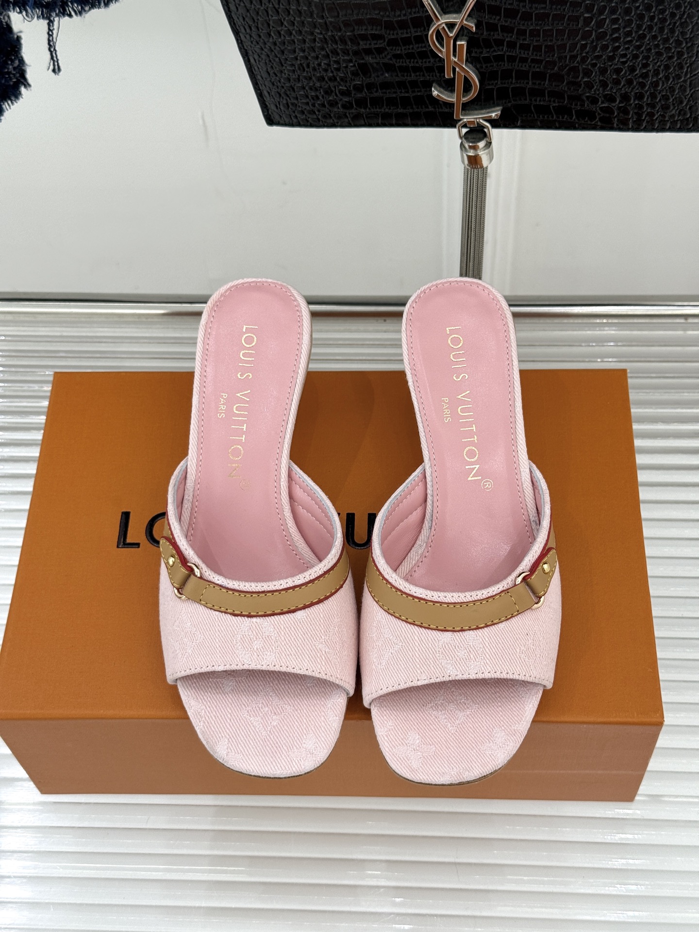 L*V驴家经典老花猫跟拖鞋🆕小红书超级爆款经典经典老花设计 清新俏皮 穿搭率极高 百搭又吸睛大方又百搭 