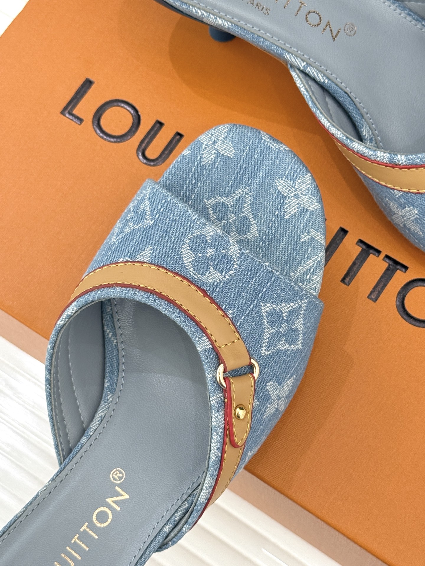 L*V驴家经典老花猫跟拖鞋🆕小红书超级爆款经典经典老花设计 清新俏皮 穿搭率极高 百搭又吸睛大方又百搭 