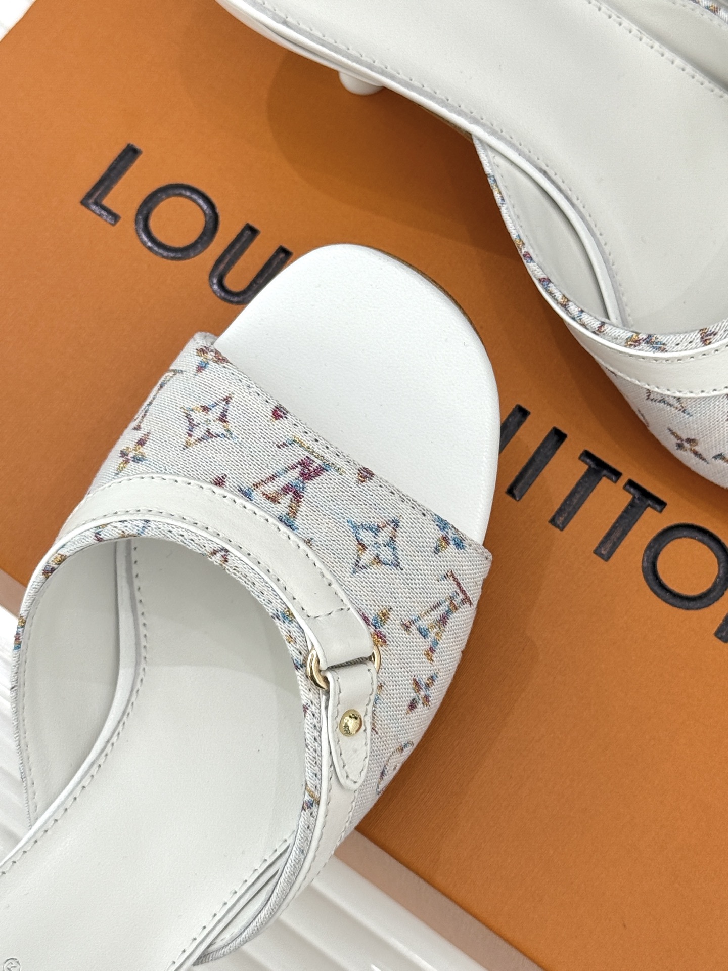 L*V驴家经典老花猫跟拖鞋🆕小红书超级爆款经典经典老花设计 清新俏皮 穿搭率极高 百搭又吸睛大方又百搭 