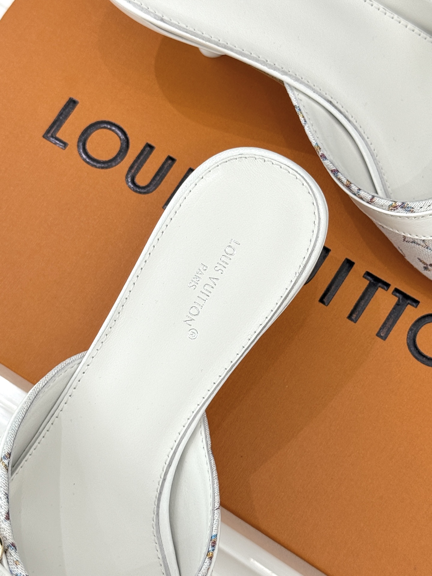 L*V驴家经典老花猫跟拖鞋🆕小红书超级爆款经典经典老花设计 清新俏皮 穿搭率极高 百搭又吸睛大方又百搭 