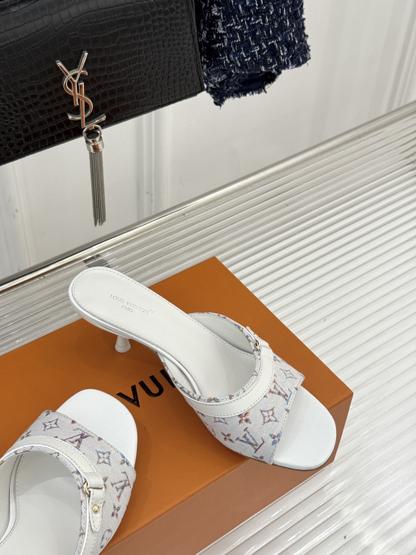 L*V驴家经典老花猫跟拖鞋🆕小红书超级爆款经典经典老花设计 清新俏皮 穿搭率极高 百搭又吸睛大方又百搭 