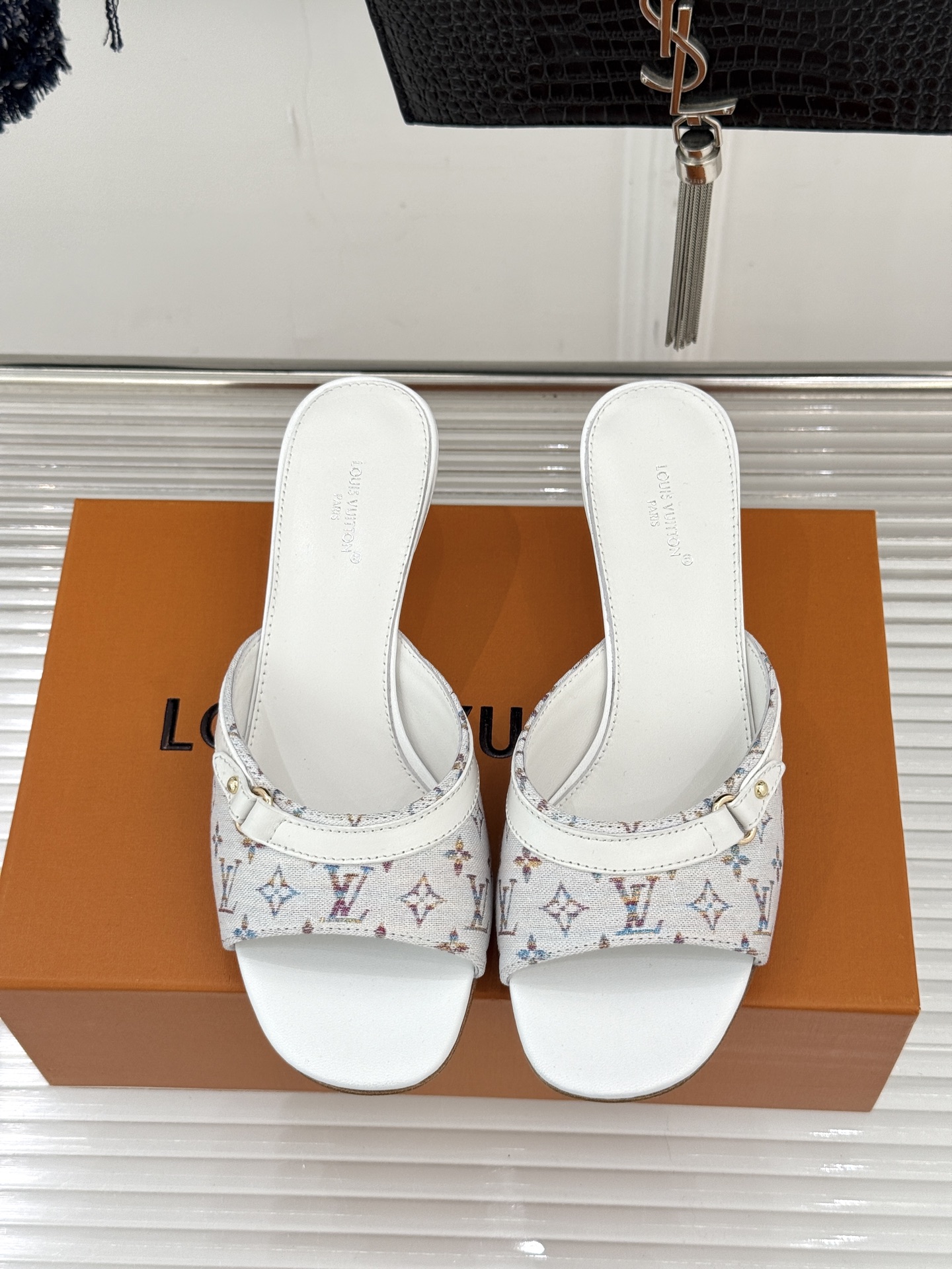 L*V驴家经典老花猫跟拖鞋🆕小红书超级爆款经典经典老花设计 清新俏皮 穿搭率极高 百搭又吸睛大方又百搭 