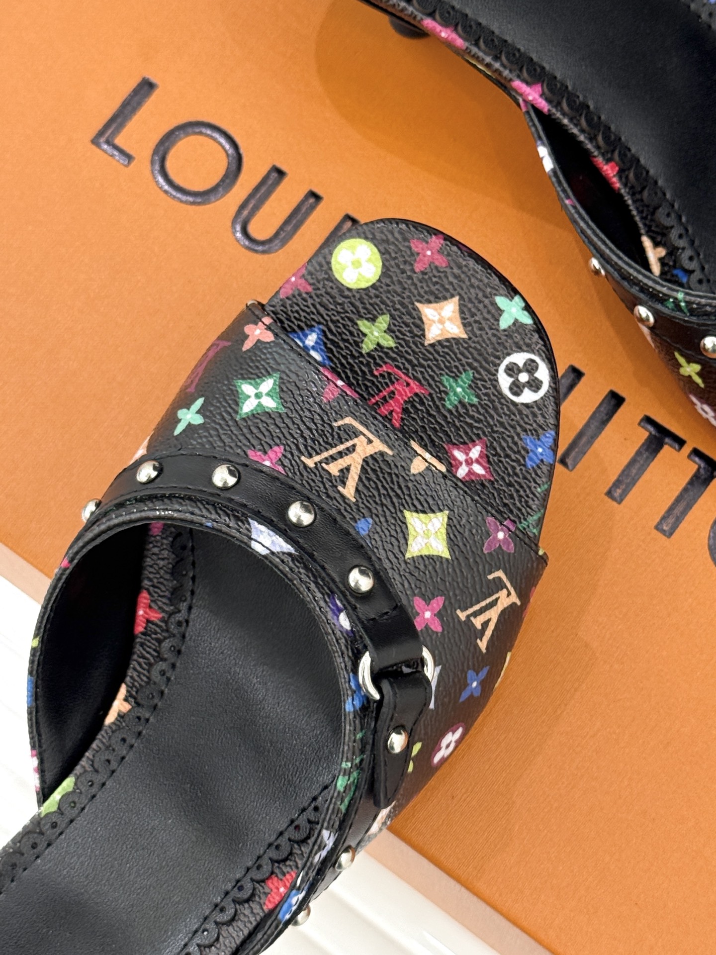 L*V驴家经典老花猫跟拖鞋🆕小红书超级爆款经典经典老花设计 清新俏皮 穿搭率极高 百搭又吸睛大方又百搭 