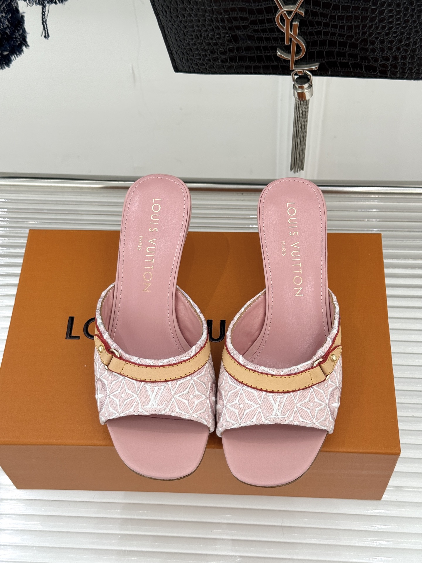 L*V驴家经典老花猫跟拖鞋🆕小红书超级爆款经典经典老花设计 清新俏皮 穿搭率极高 百搭又吸睛大方又百搭 