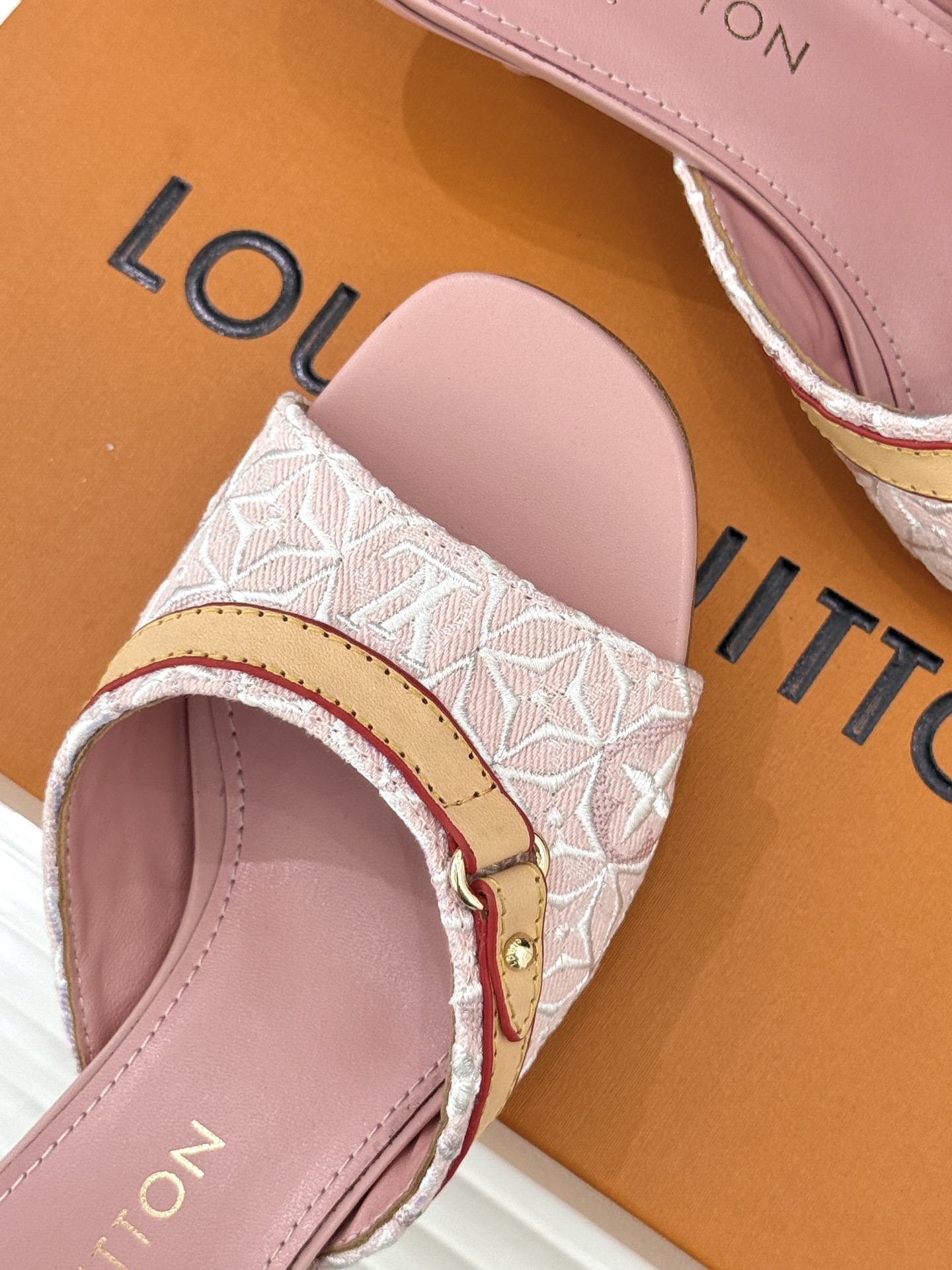 L*V驴家经典老花猫跟拖鞋🆕小红书超级爆款经典经典老花设计 清新俏皮 穿搭率极高 百搭又吸睛大方又百搭 