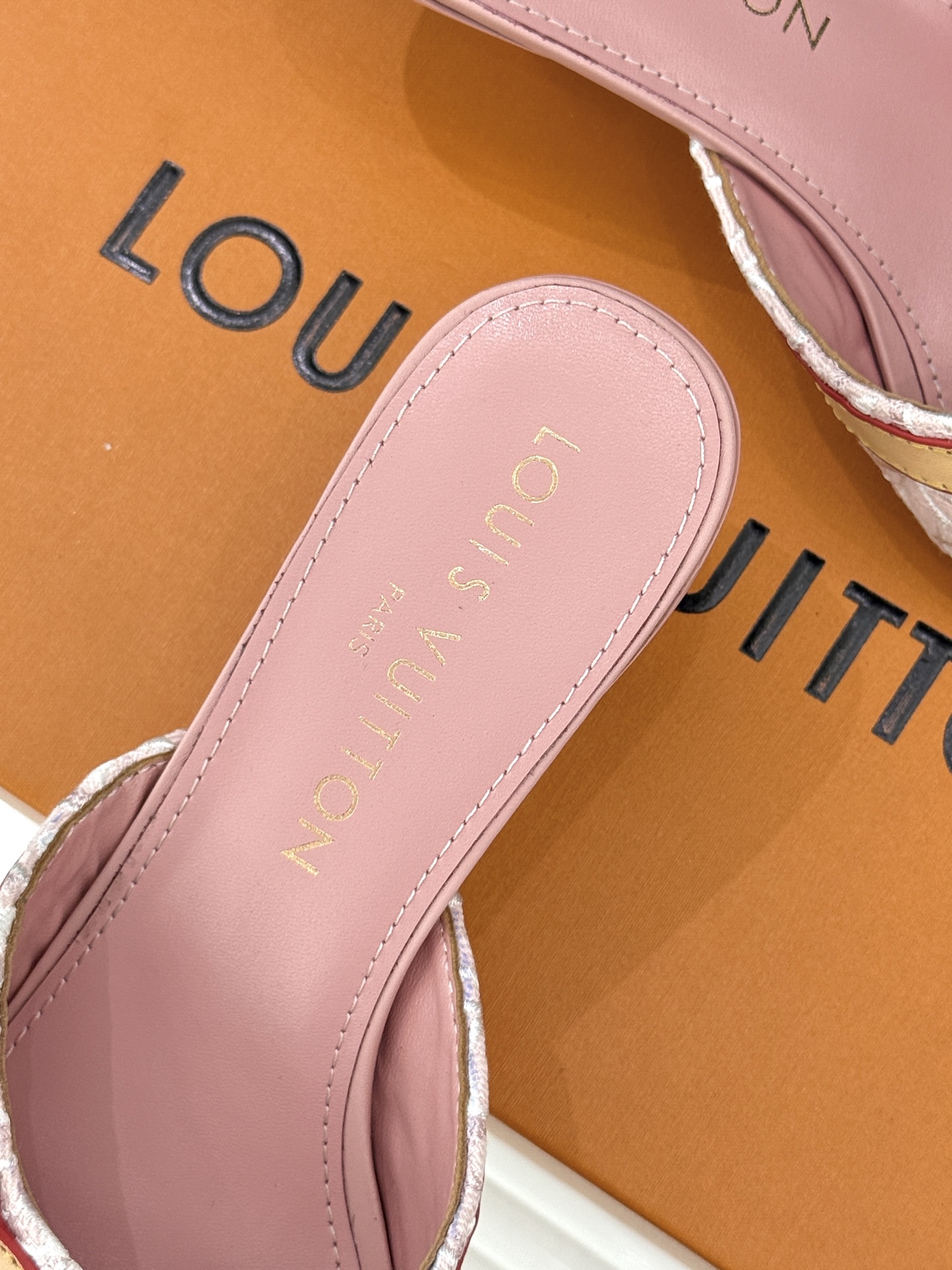 L*V驴家经典老花猫跟拖鞋🆕小红书超级爆款经典经典老花设计 清新俏皮 穿搭率极高 百搭又吸睛大方又百搭 