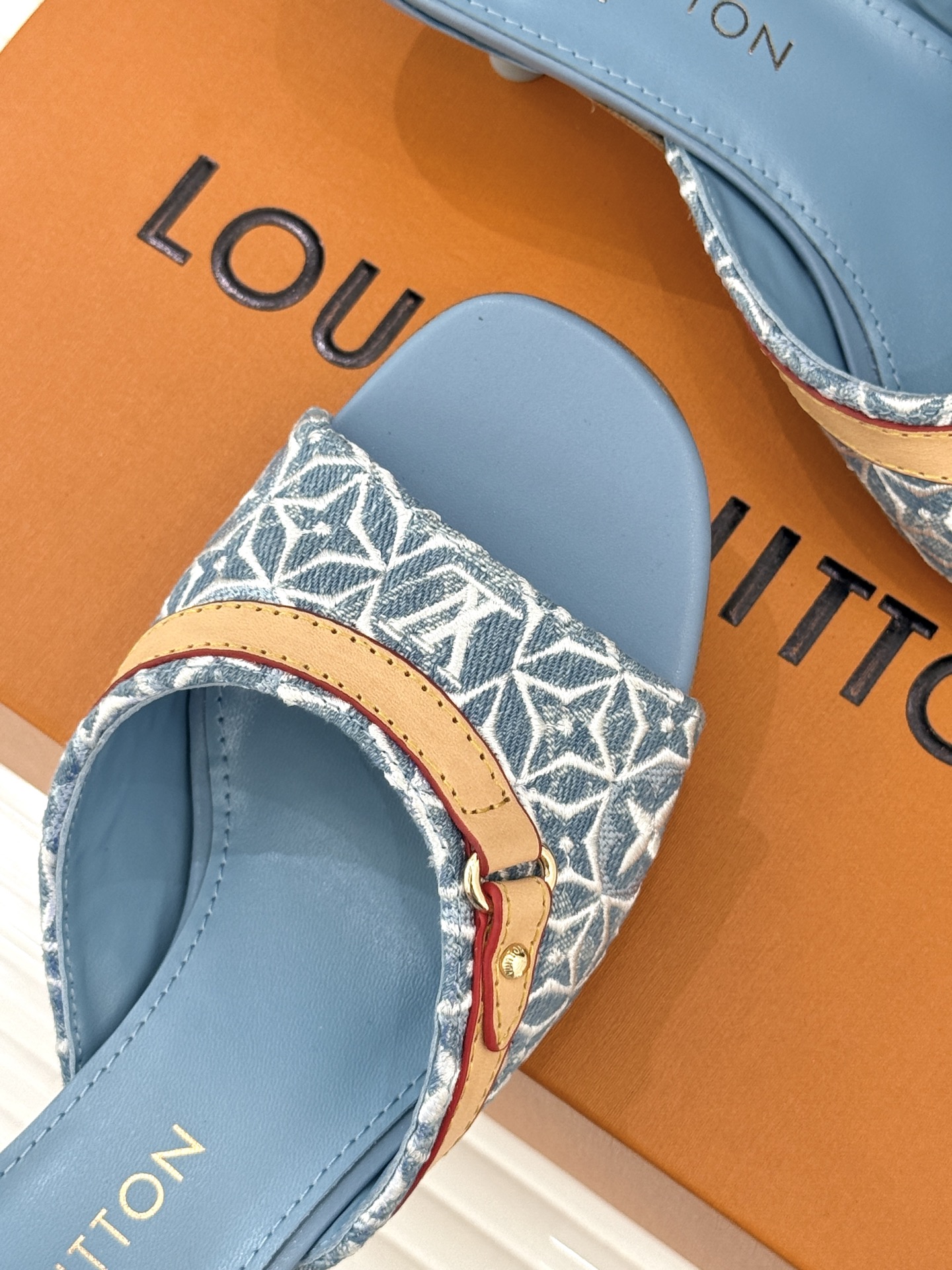 L*V驴家经典老花猫跟拖鞋🆕小红书超级爆款经典经典老花设计 清新俏皮 穿搭率极高 百搭又吸睛大方又百搭 