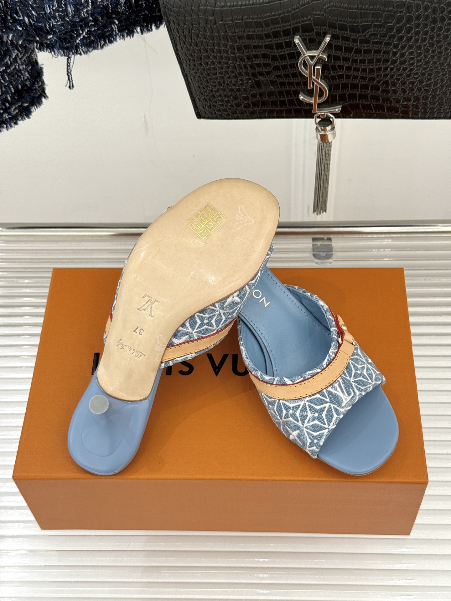 L*V驴家经典老花猫跟拖鞋🆕小红书超级爆款经典经典老花设计 清新俏皮 穿搭率极高 百搭又吸睛大方又百搭 