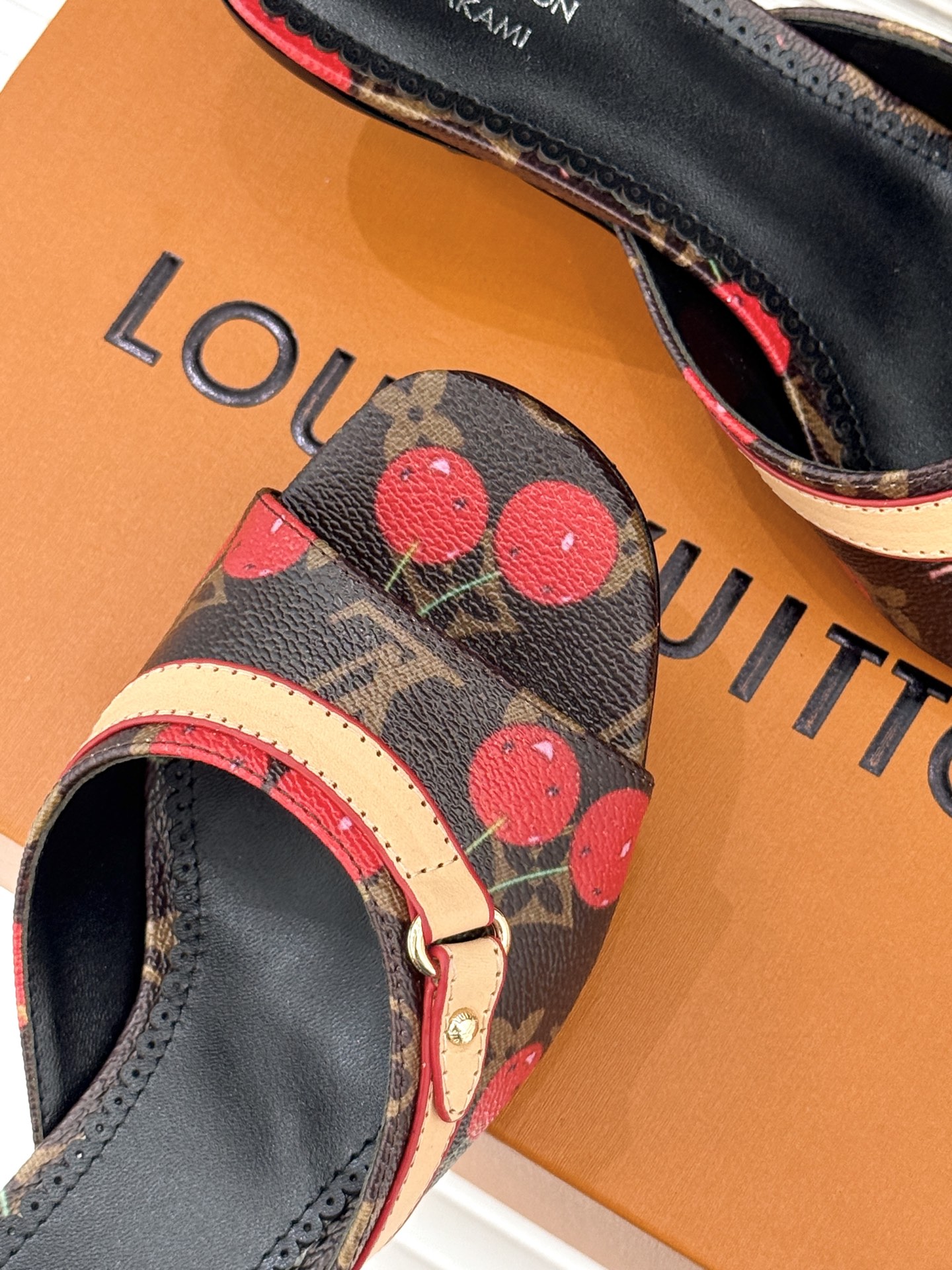 L*V驴家经典老花猫跟拖鞋🆕小红书超级爆款经典经典老花设计 清新俏皮 穿搭率极高 百搭又吸睛大方又百搭 