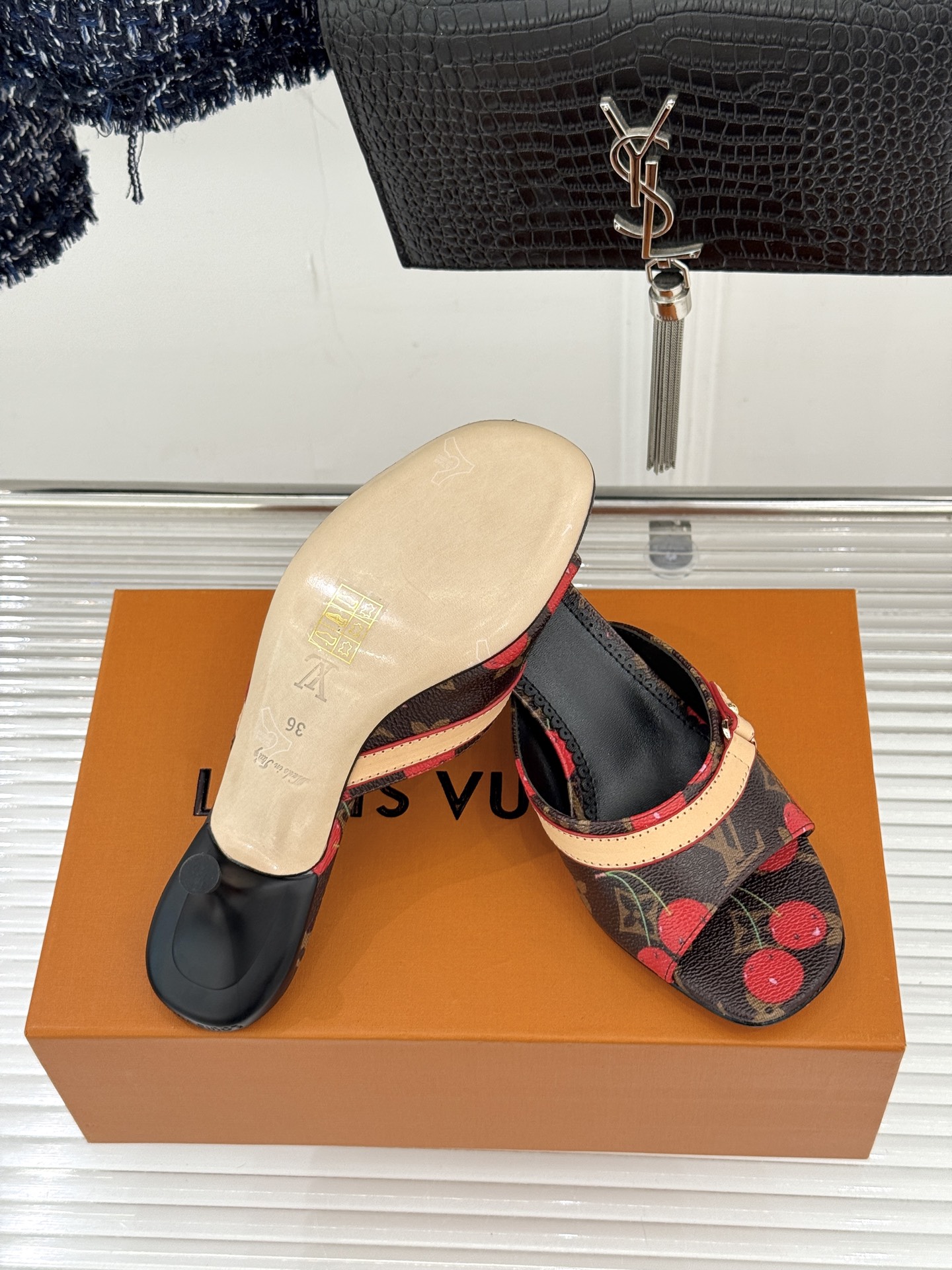 L*V驴家经典老花猫跟拖鞋🆕小红书超级爆款经典经典老花设计 清新俏皮 穿搭率极高 百搭又吸睛大方又百搭 