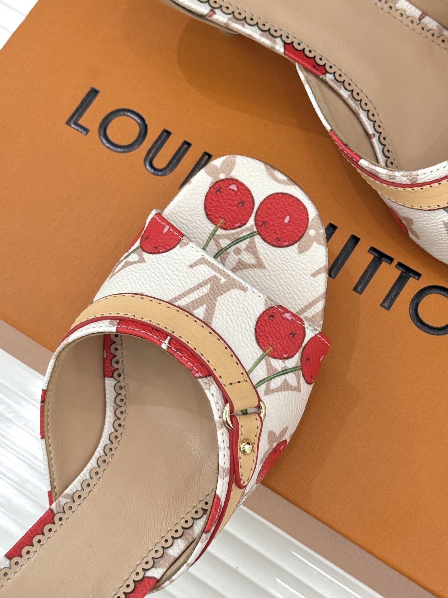 L*V驴家经典老花猫跟拖鞋🆕小红书超级爆款经典经典老花设计 清新俏皮 穿搭率极高 百搭又吸睛大方又百搭 