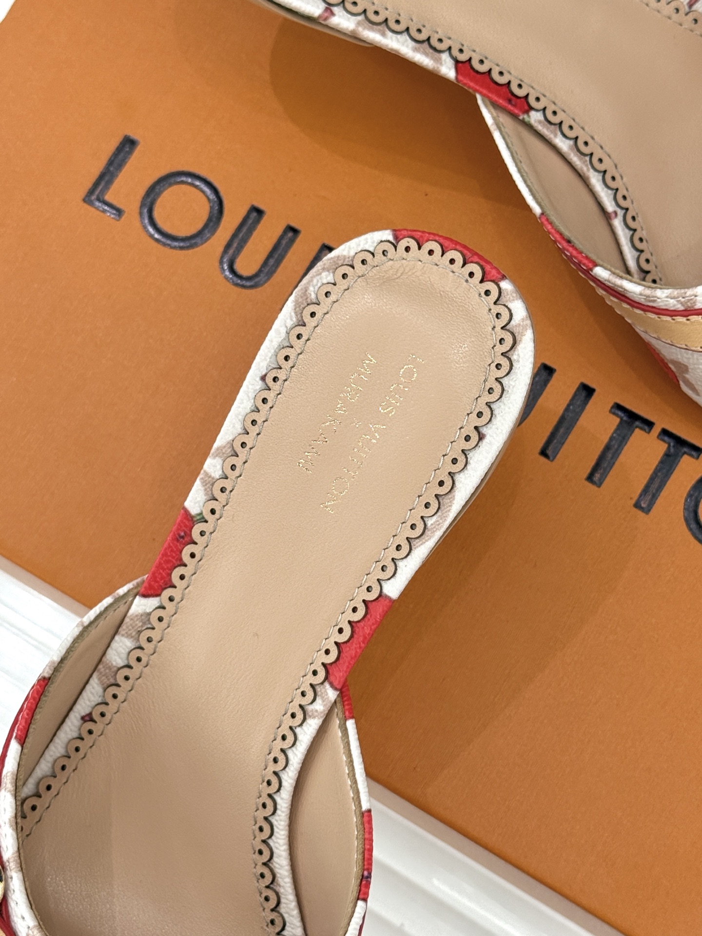 L*V驴家经典老花猫跟拖鞋🆕小红书超级爆款经典经典老花设计 清新俏皮 穿搭率极高 百搭又吸睛大方又百搭 