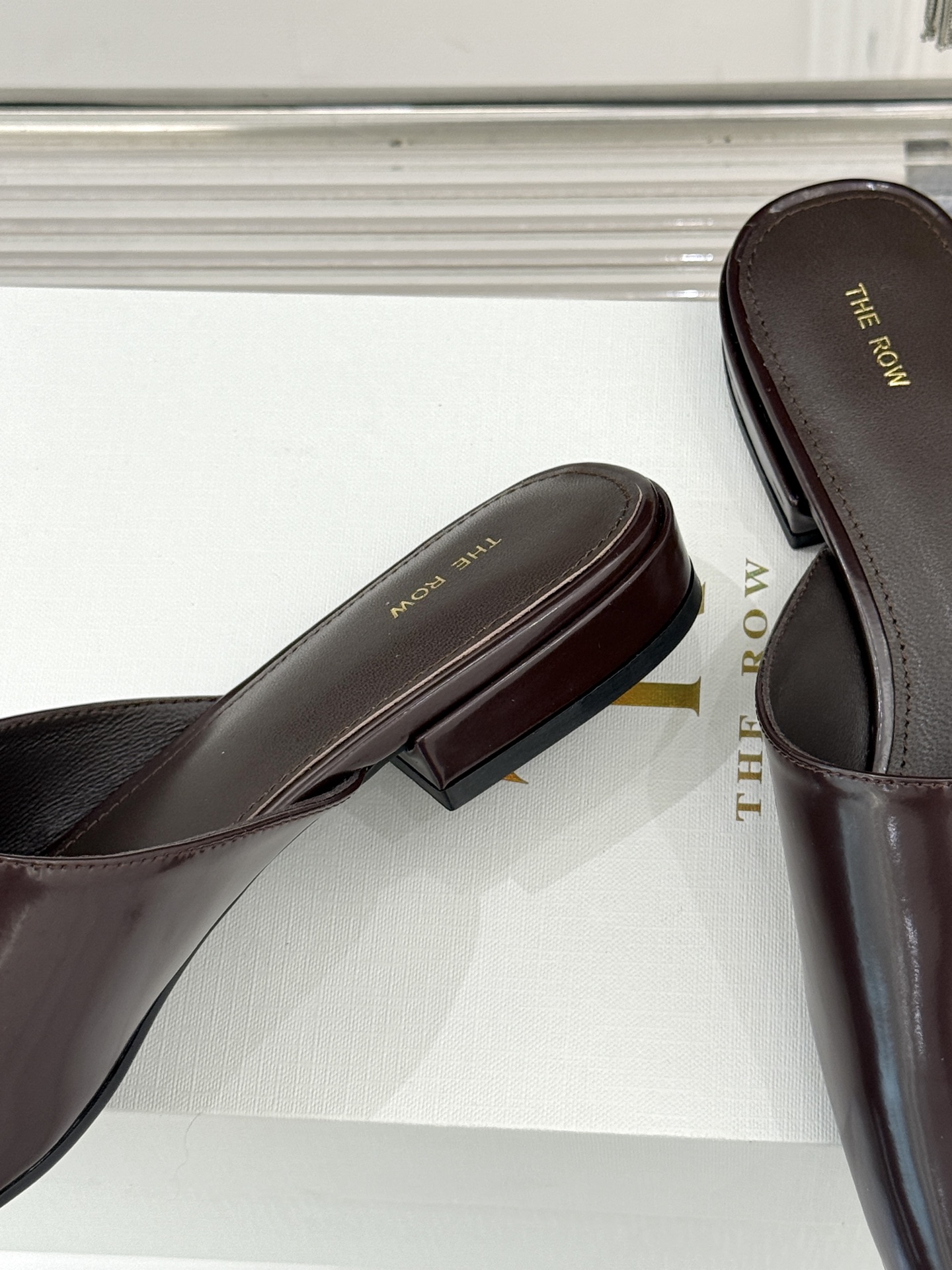 The row26WF早春新品极简方头包头半拖鞋极简主义的设计风格日常随心搭配裙子 裤子 都无敌好看！鞋